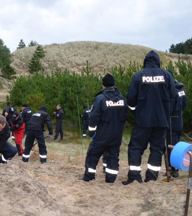 Die Polizei gräbt in Dünenlandschaft nach einer Leiche.