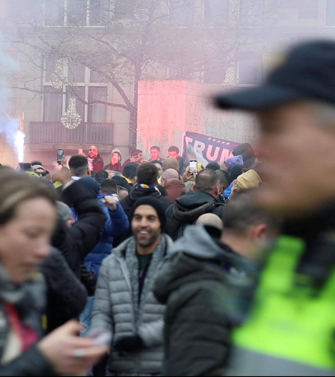 Israelische Makkabi Tel Aviv Fans demonstrieren in Amsterdam.