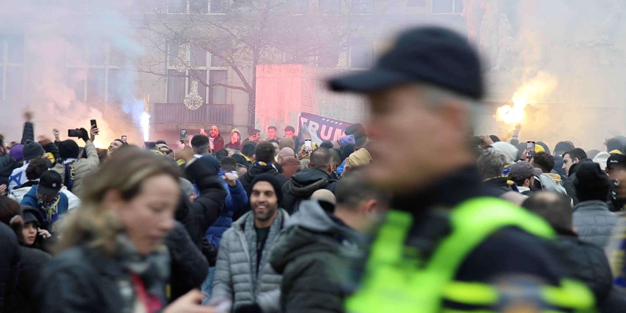 Israelische Makkabi Tel Aviv Fans demonstrieren in Amsterdam.