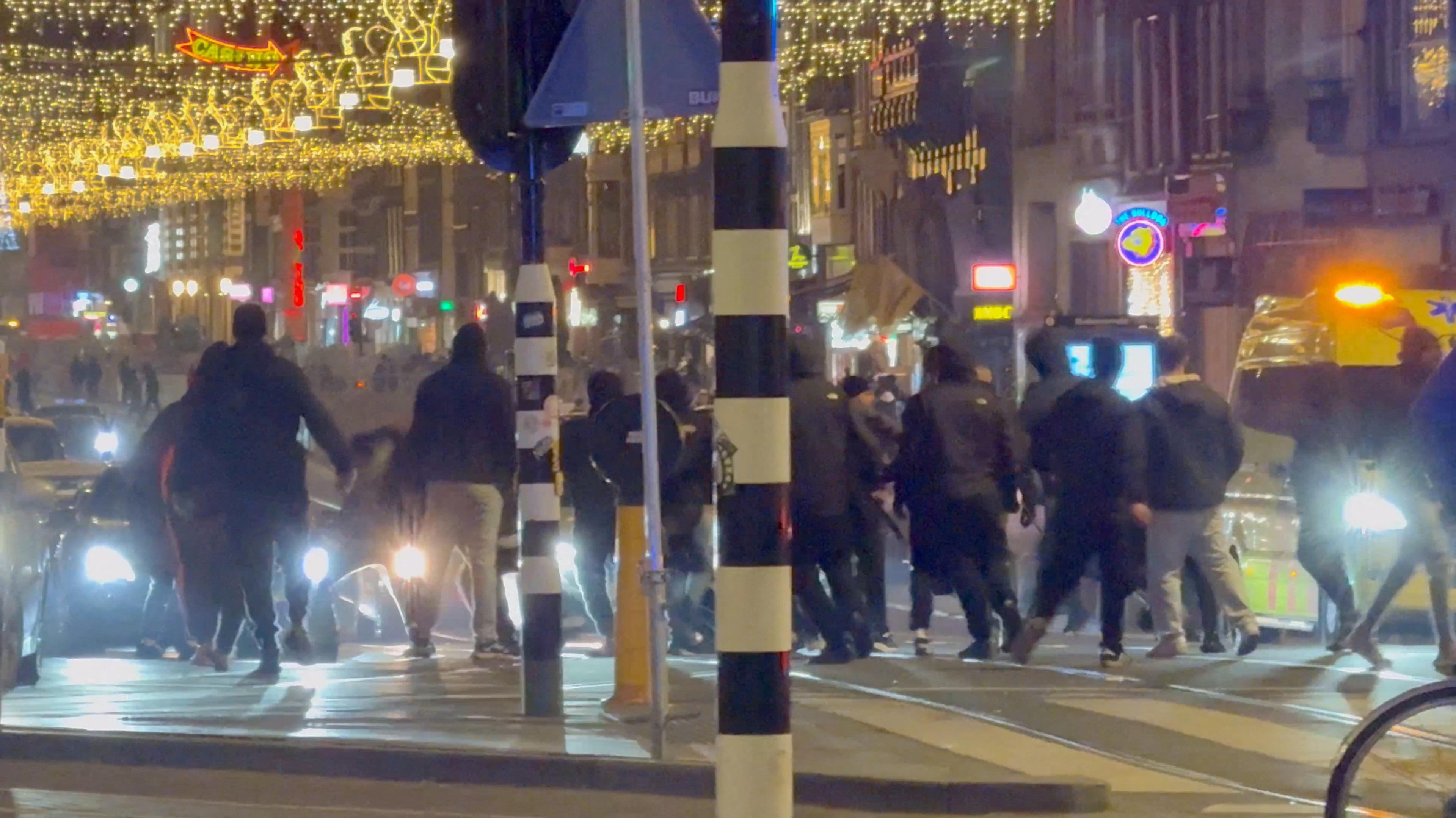 Israelische Fußballfans und niederländische Jugendliche treffen in Amsterdam aufeinander.