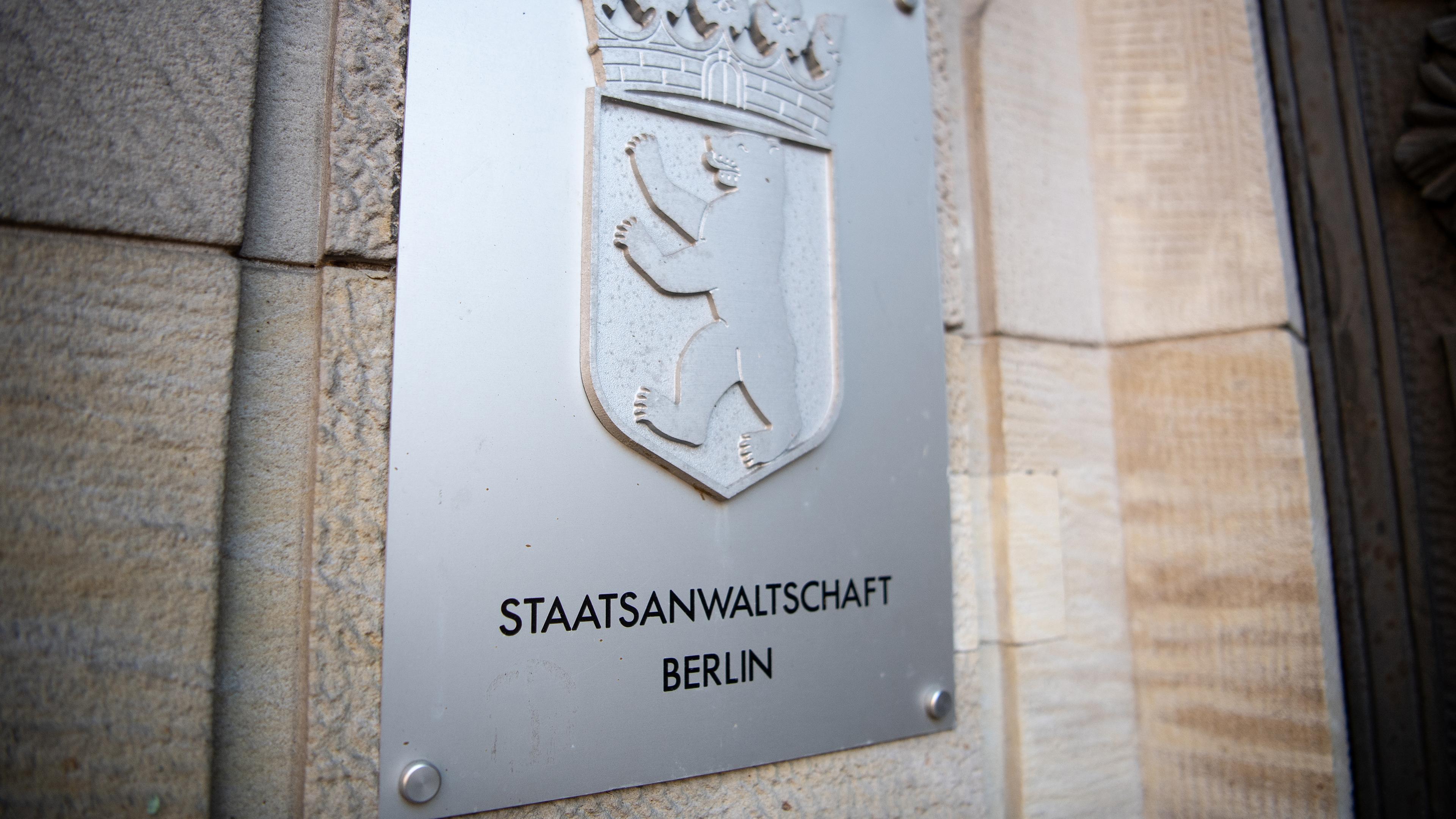 Das Schild mit der Aufschrift "Staatsanwaltschaft Berlin" am Eingang des Gerichts in Moabit. 