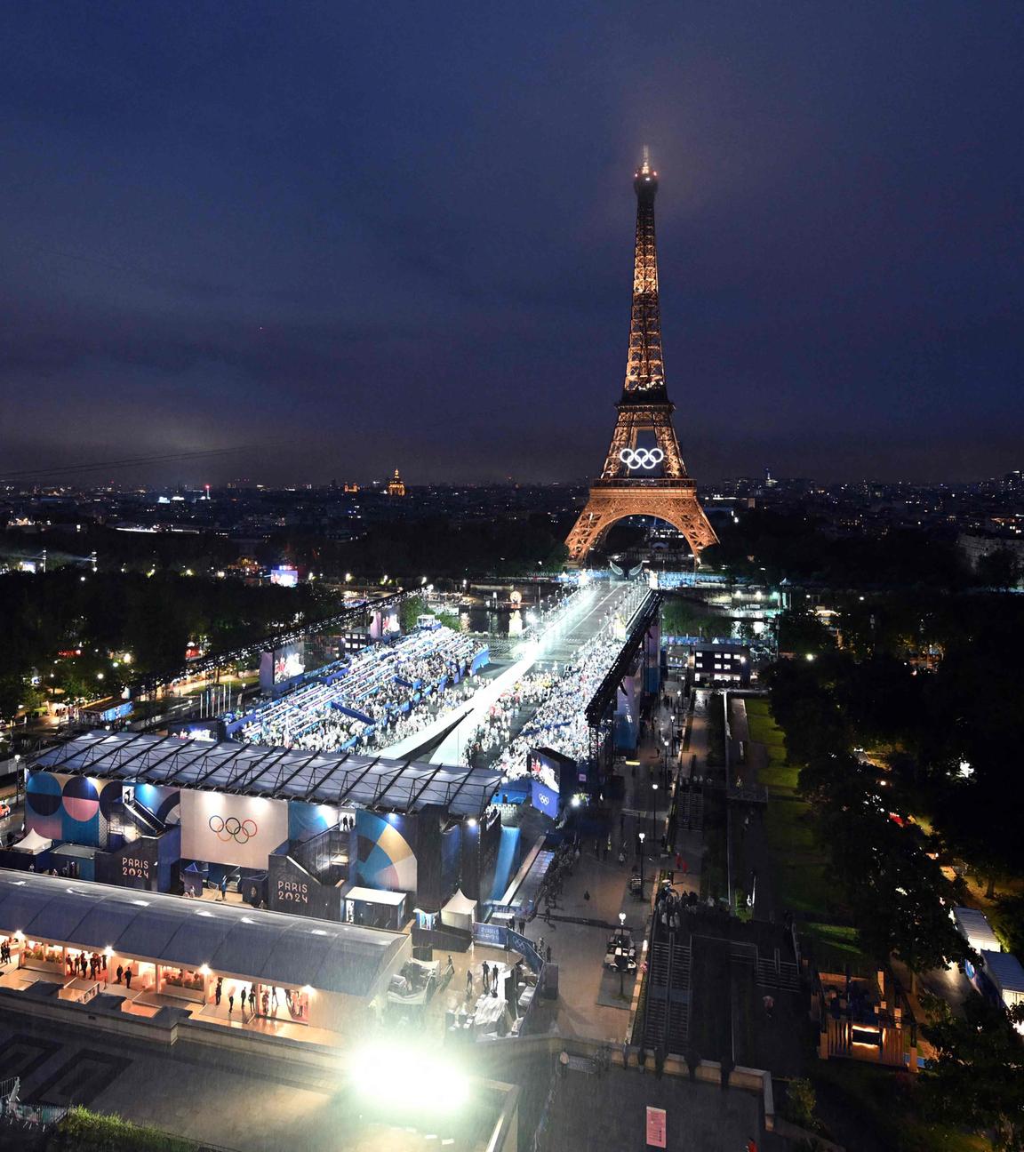 Der Eiffelturm während der Eröffnungsfeier der Olympischen Spiele in Paris