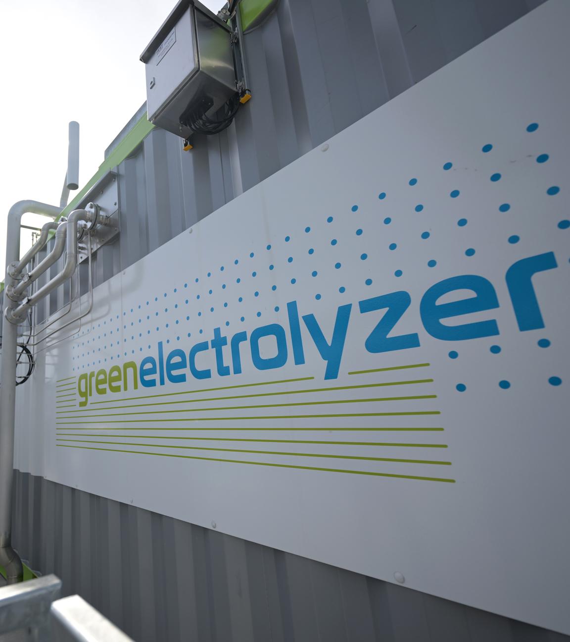 Erzeugungsanlage für Wasserstoff mit der Aufschrift "greenelectrolyzer"