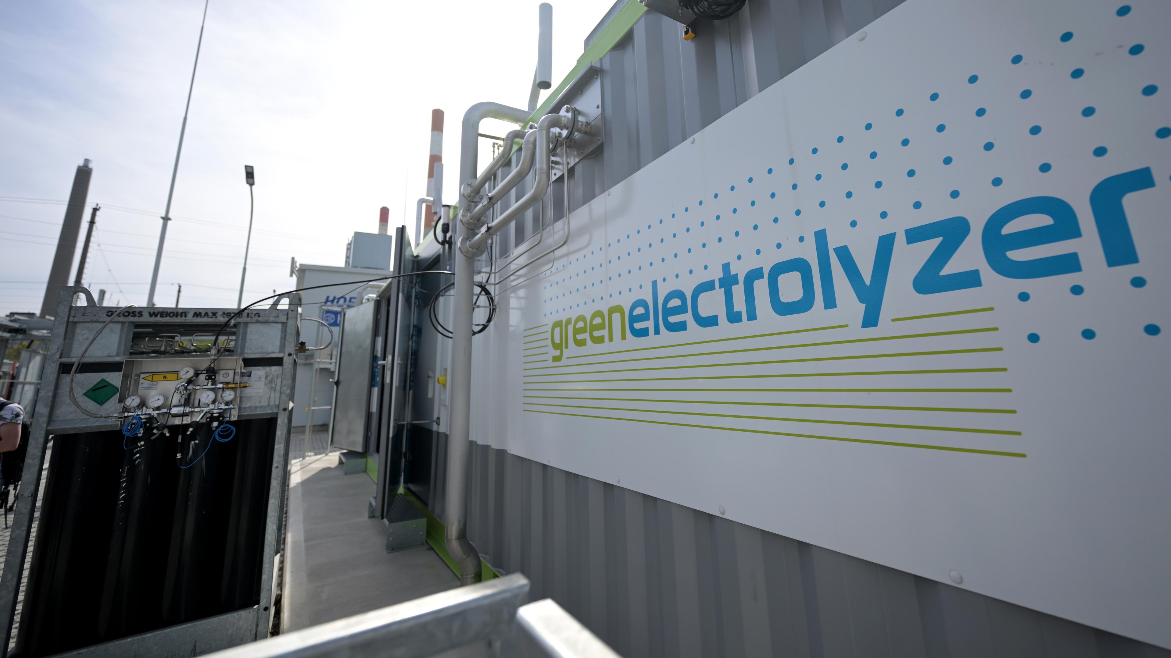 Erzeugungsanlage für Wasserstoff mit der Aufschrift "greenelectrolyzer"