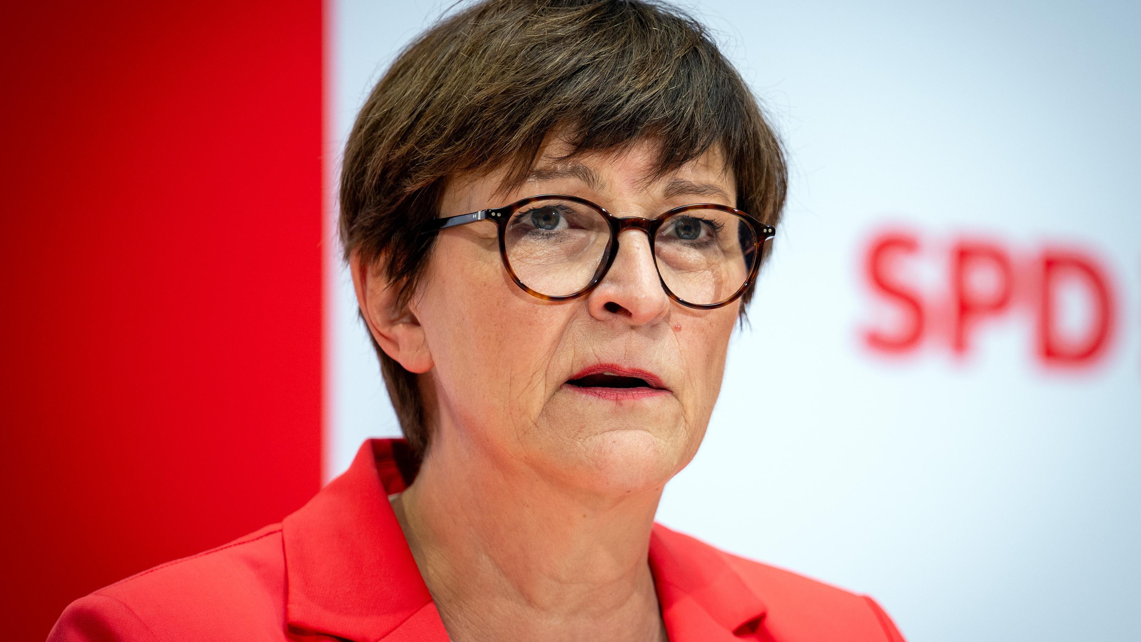 Saskia Esken, SPD-Parteivorsitzende, spricht nach der Sitzung von Präsidium und Parteivorstand während der anschliessenden Pressekonferenz im Willy-Brandt-Haus. 