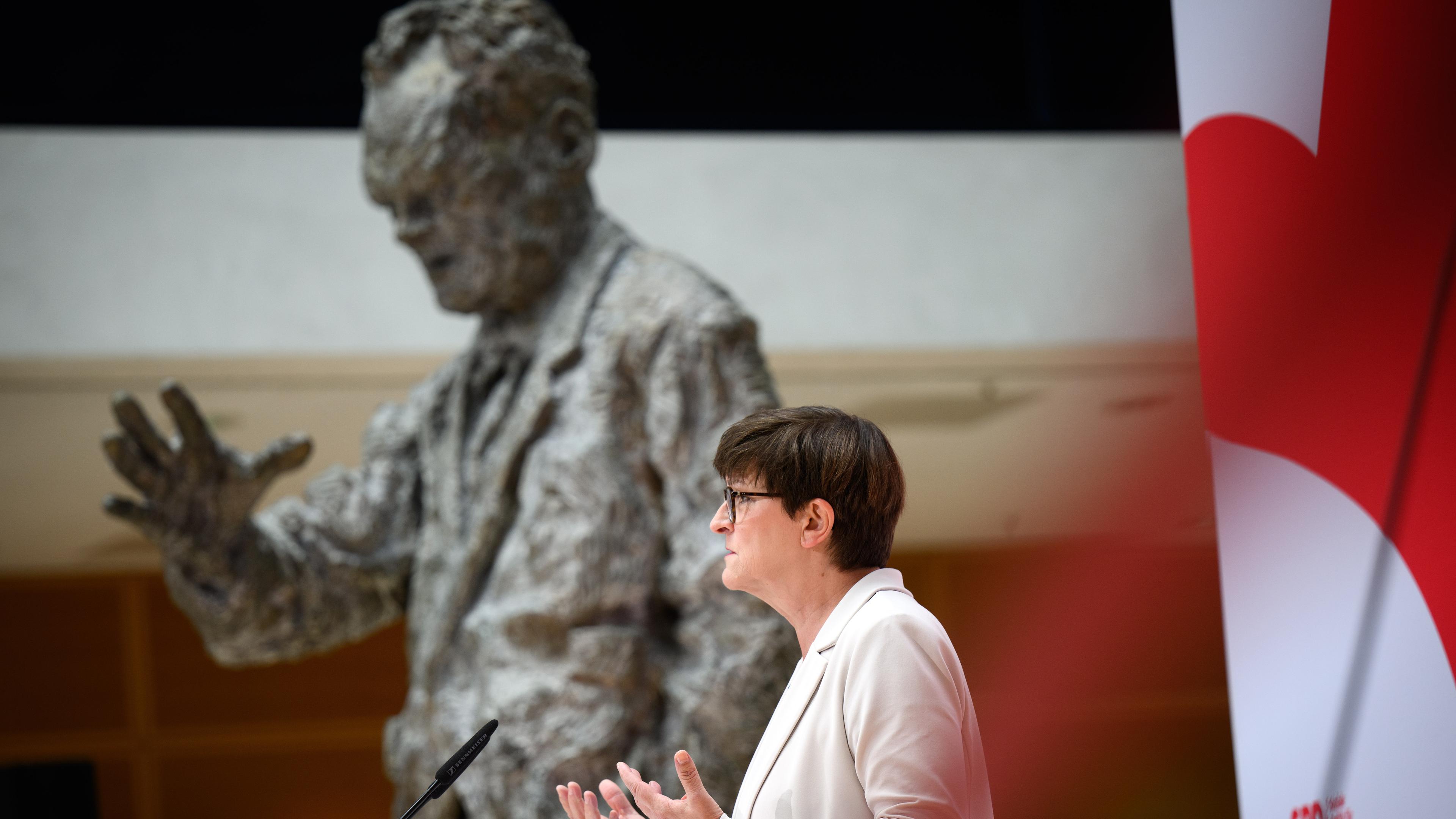 Saskia Esken spricht auf der Klausurtagung des SPD-Bundesvorstands.