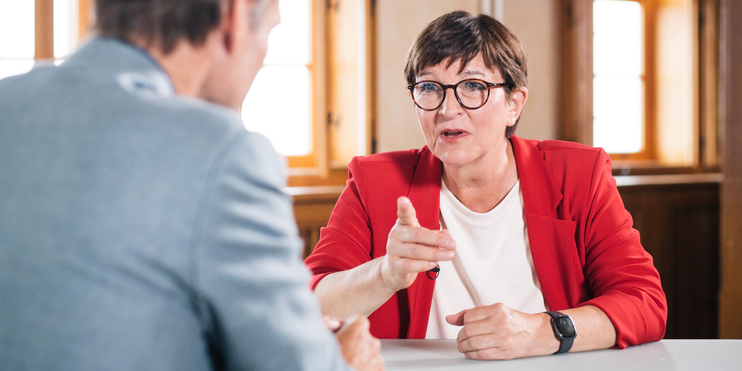 18.08.2024, Eisenach: Saskia Esken, Bundesvorsitzende der SPD, spricht beim ZDF-Sommerinterview von Berlin direkt auf der Wartburg mit Moderator Wulf Schmiese, dem stellvertretenden Leiter des ZDF-Hauptstadtstudios.