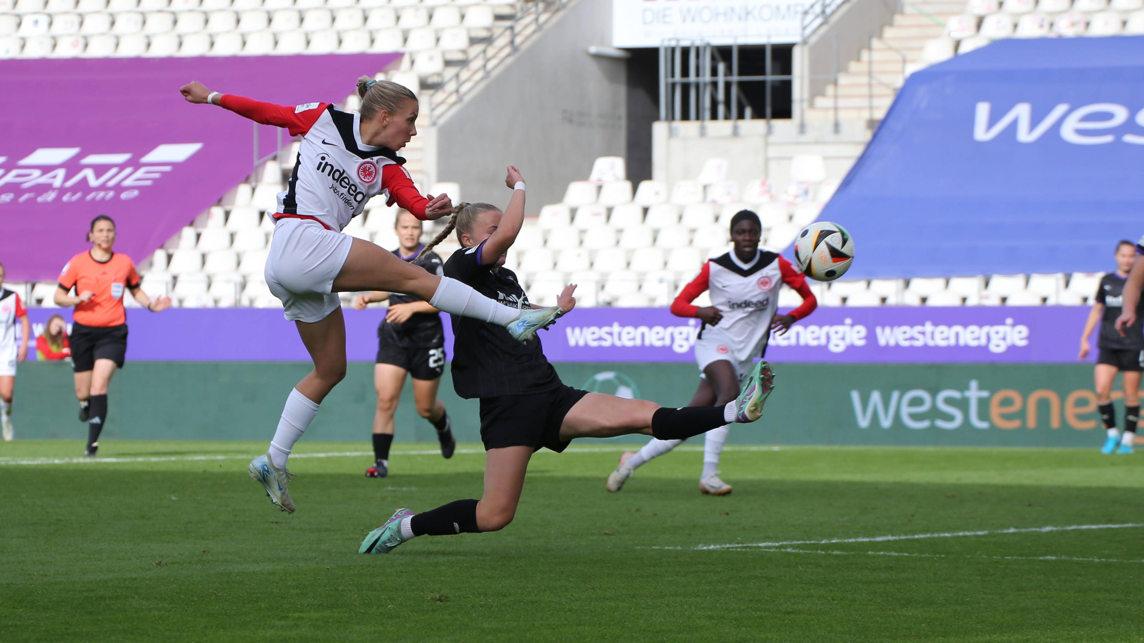 Elisa Senß (Eintracht Frankfurt, l.) am Ball am 06.10.24.