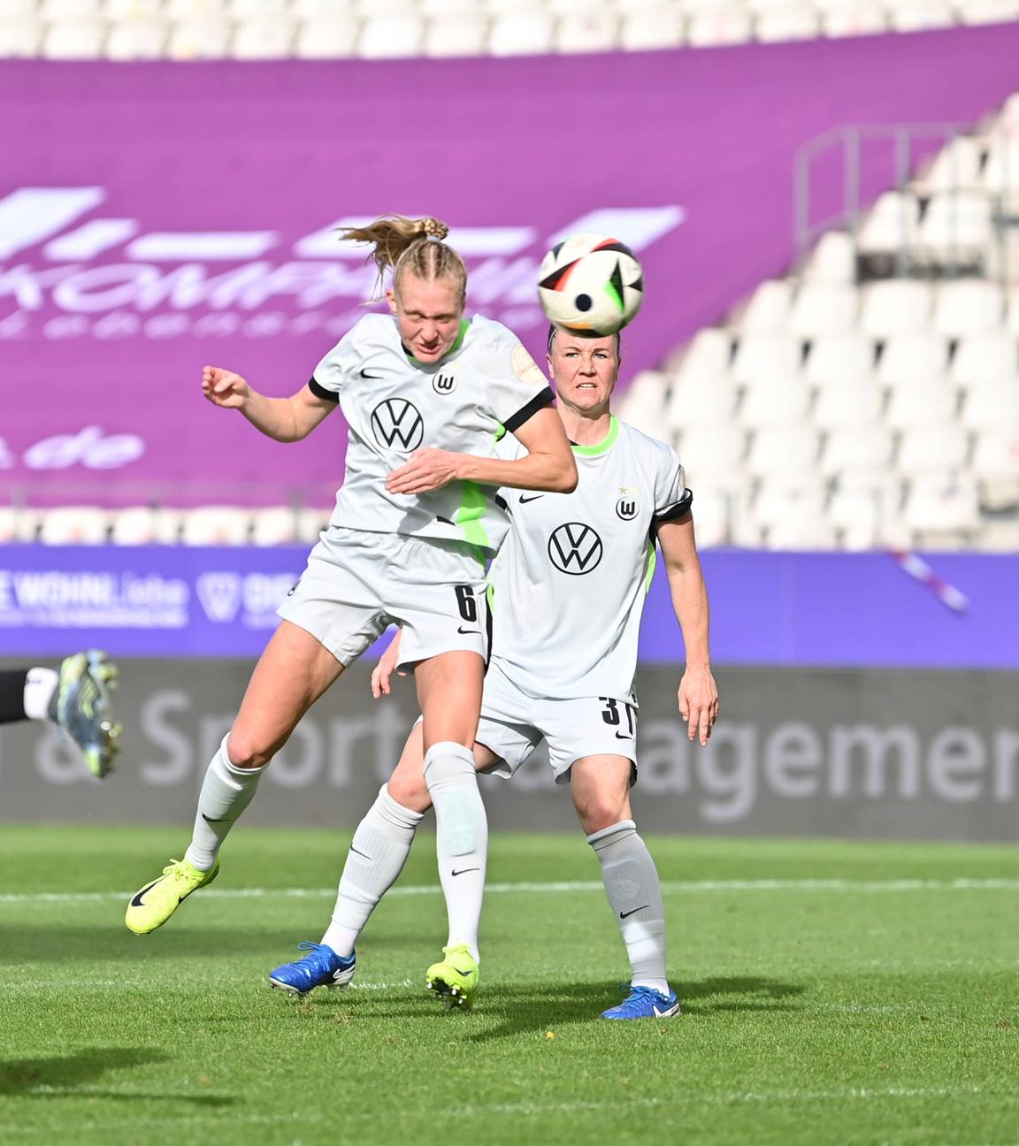 Janina Minge (VfL Wolfsburg) köpft das 0:1.