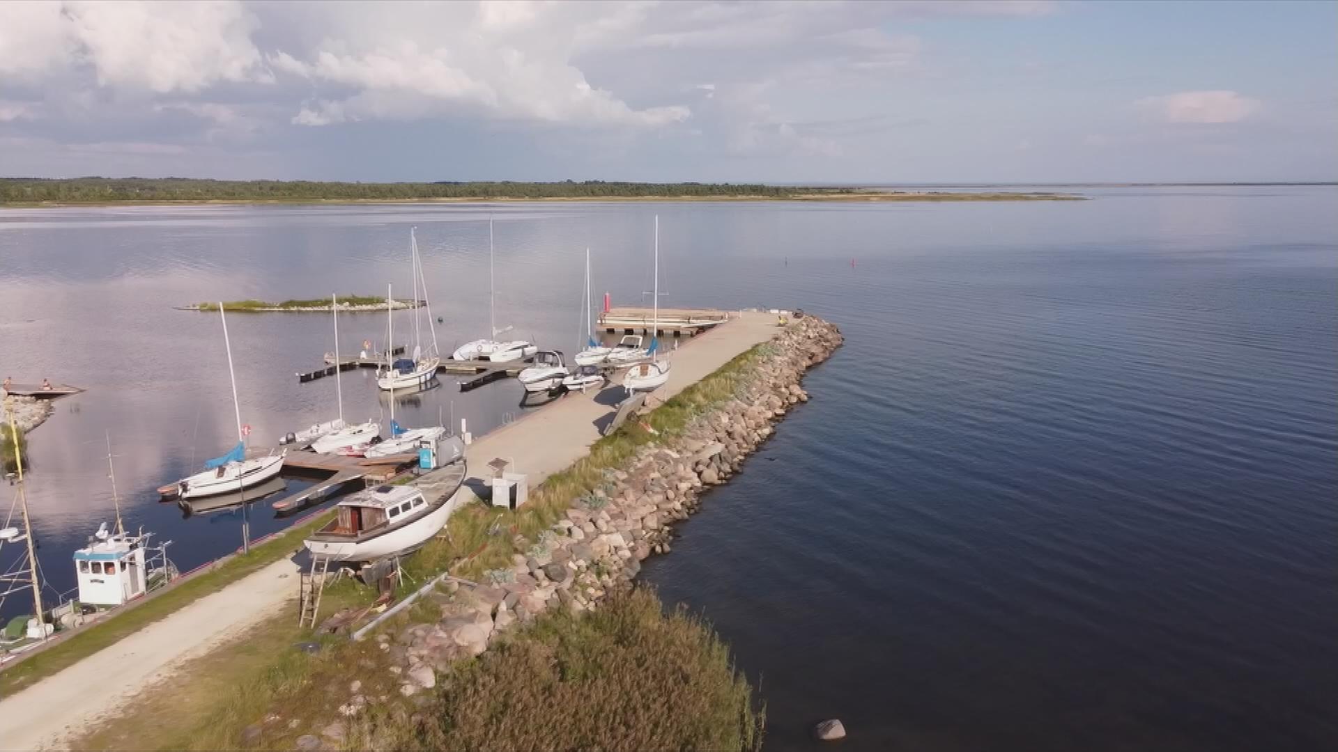 Anlegerstelle auf der Insel Saaremaa in Estland, umgeben von kleinen Booten