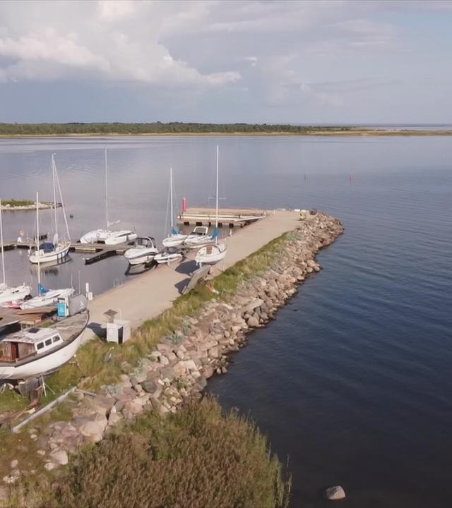 Anlegerstelle auf der Insel Saaremaa in Estland, umgeben von kleinen Booten