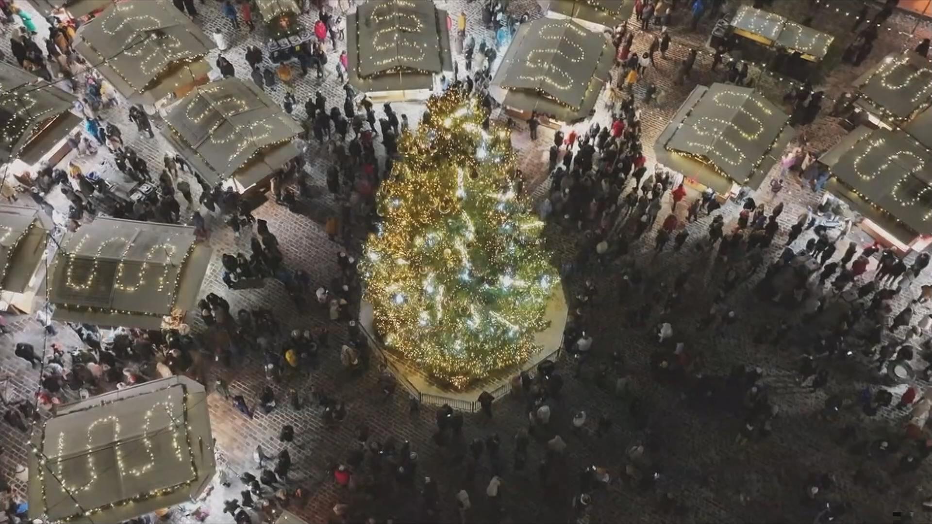 leuchtener Weihnachtsmarkt von oben