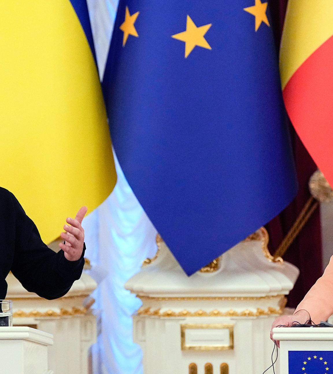 Der ukrainische Präsident Wolodymyr Selenskyj spricht während einer gemeinsamen Pressekonferenz mit EU-Kommissionspräsidentin Ursula von der Leyen im Mariinsky-Palast