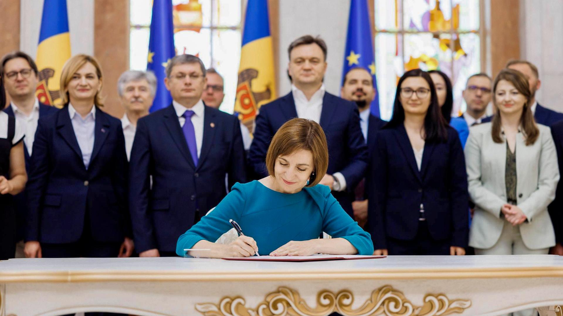 Moldau, Chisinau: Präsidentin von Moldau, Maia Sandu, unterzeichnet das Dekret über die Aufnahme von EU-Beitrittsverhandlungen mit Moldau.