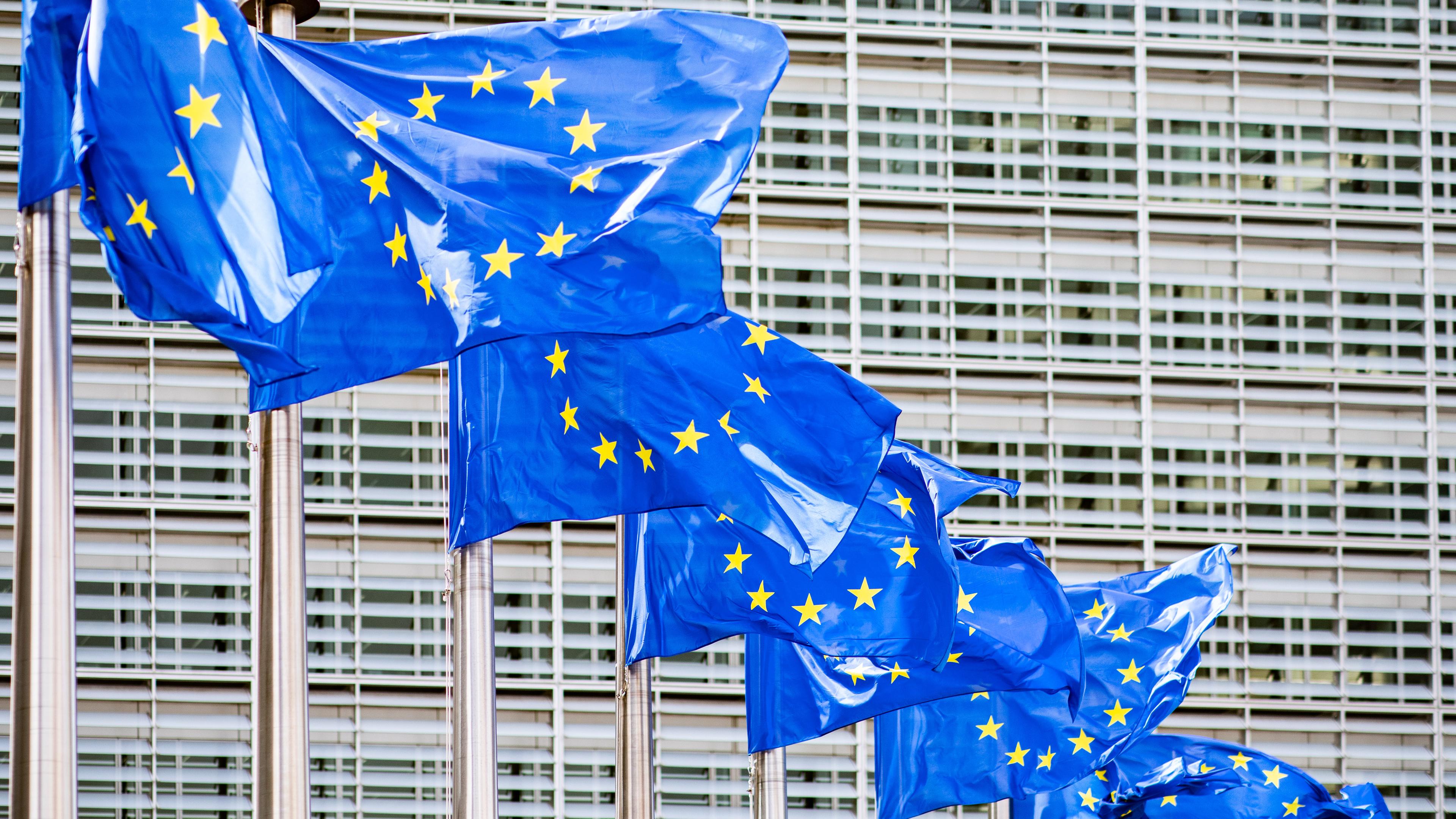 Zahlreiche Europaflaggen flattern vor dem Berlaymont-Gebäude, dem Sitz der Europäischen Kommission, im Wind.