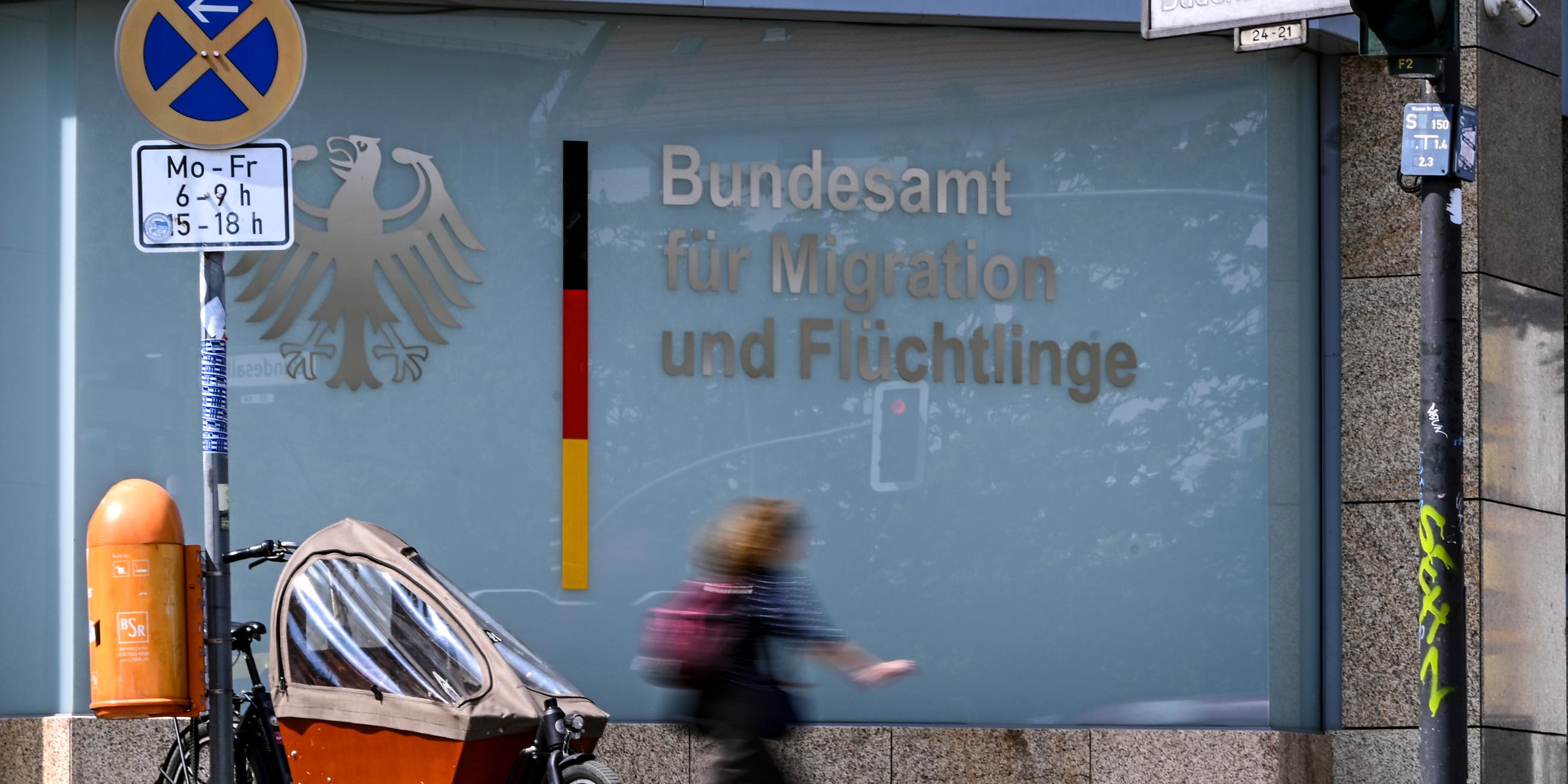 07.06.2023, Berlin: Ein Schriftzug ist am Bundesamt für Migration und Flüchtlinge BAMF in Wilmersdorf zu sehen. 