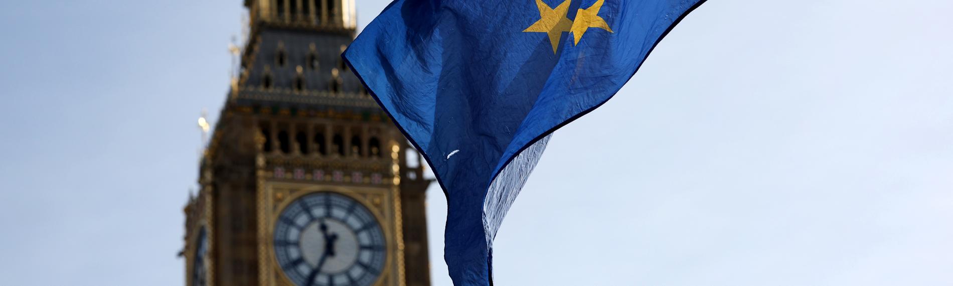 EU-Flagge weht vor dem britischen Parlament in London