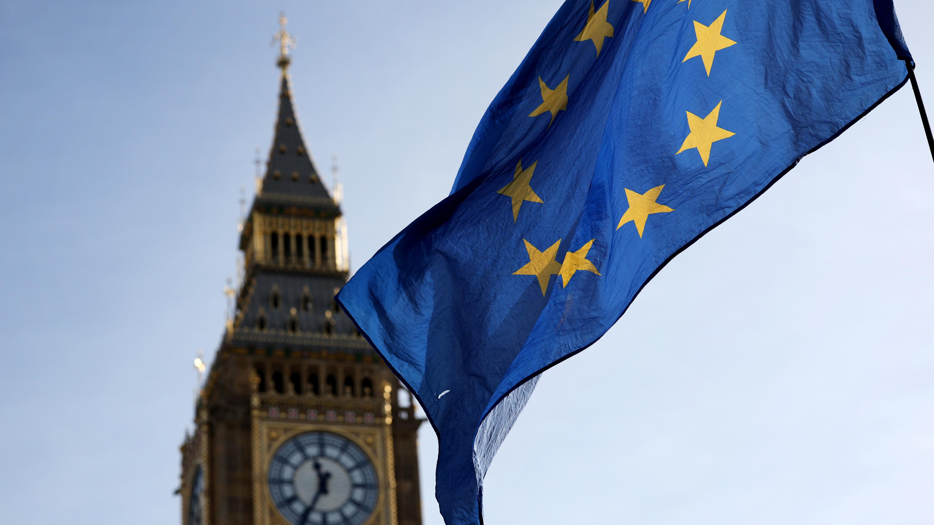 EU-Flagge weht vor dem britischen Parlament in London