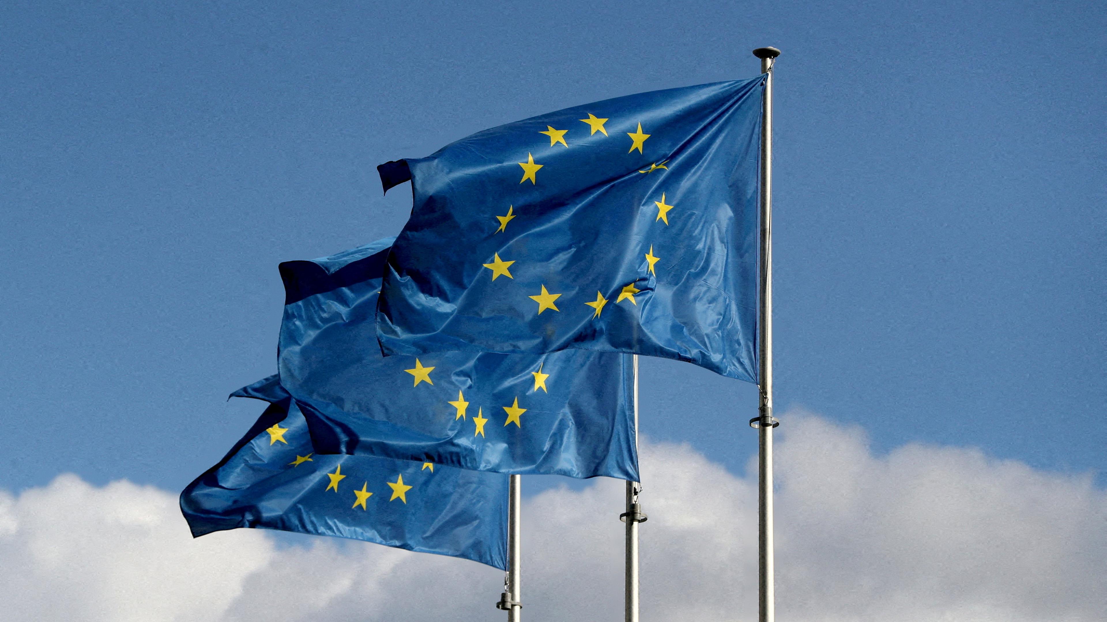 Fahnen der europäischen Union wehen vor der EU-Kommission in Brüssel.