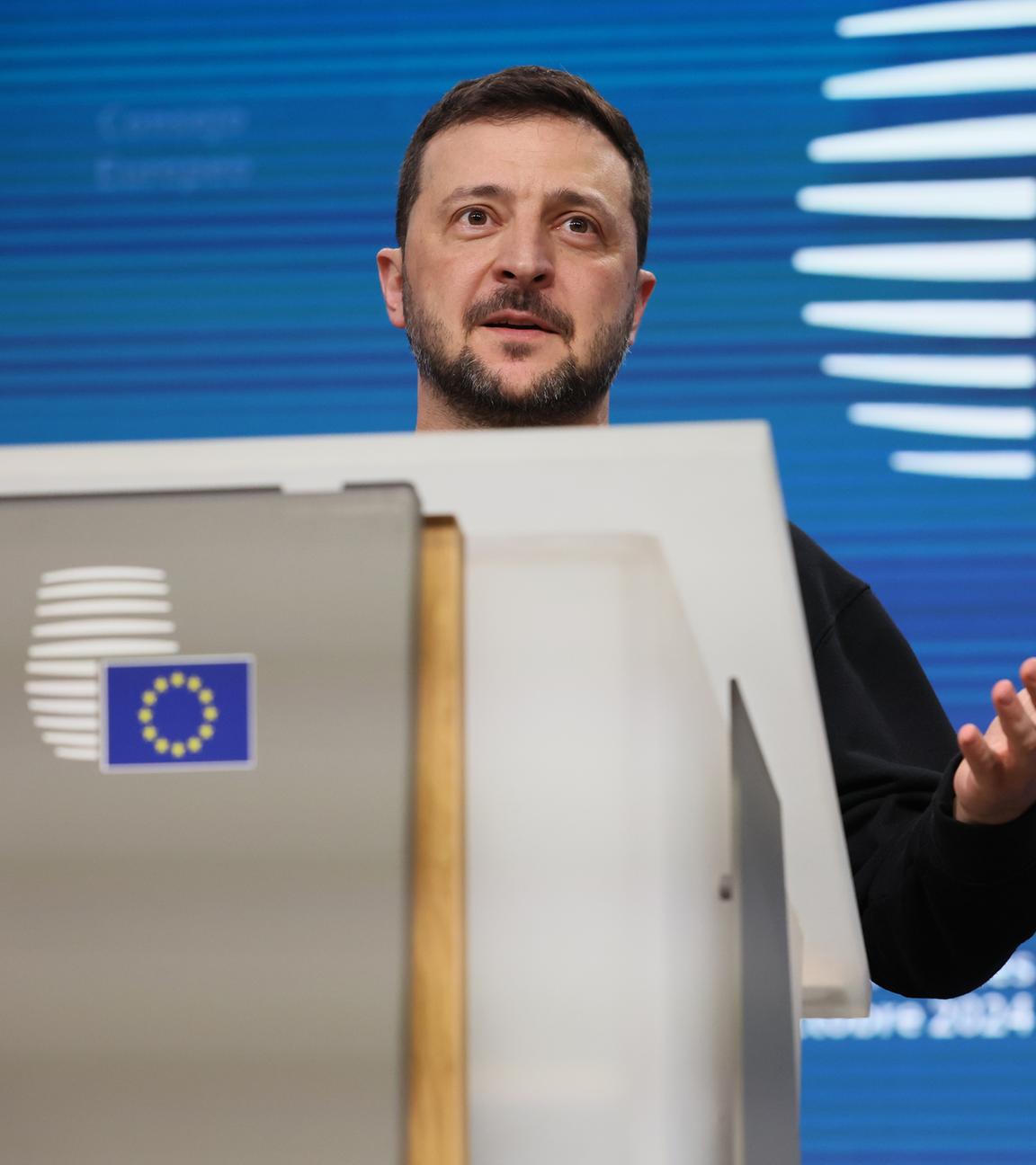 Belgien, Brüssel: Wolodymyr Selenskyj, Präsident der Ukraine, gestikuliert bei seiner Rede auf dem Sondergipfel der EU-Staats- und Regierungschefs.