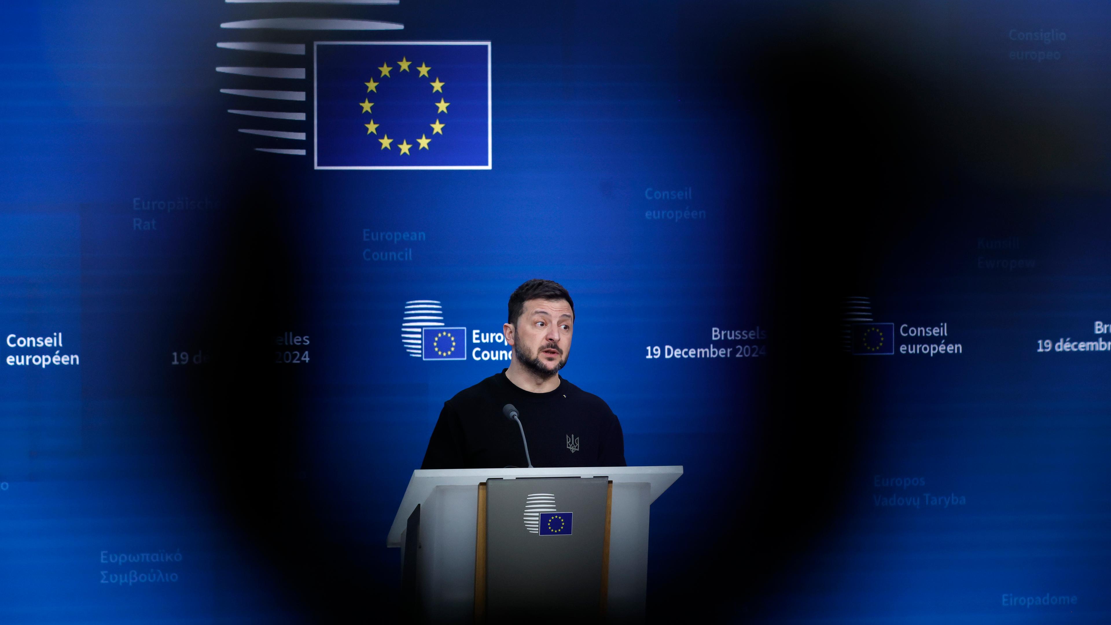 Der ukrainische Präsident Wolodymyr Selenskyj spricht während einer Pressekonferenz bei einem EU-Gipfel in Brüssel.