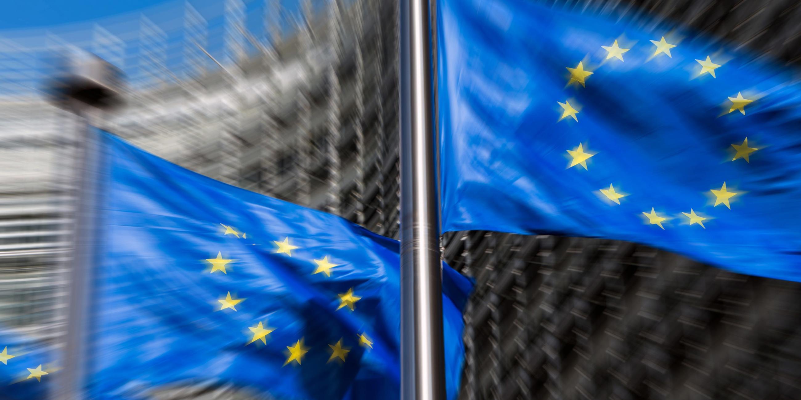 Archiv: Europaflaggen vor der Europäischen Kommission in Brüssel am 15.05.2015