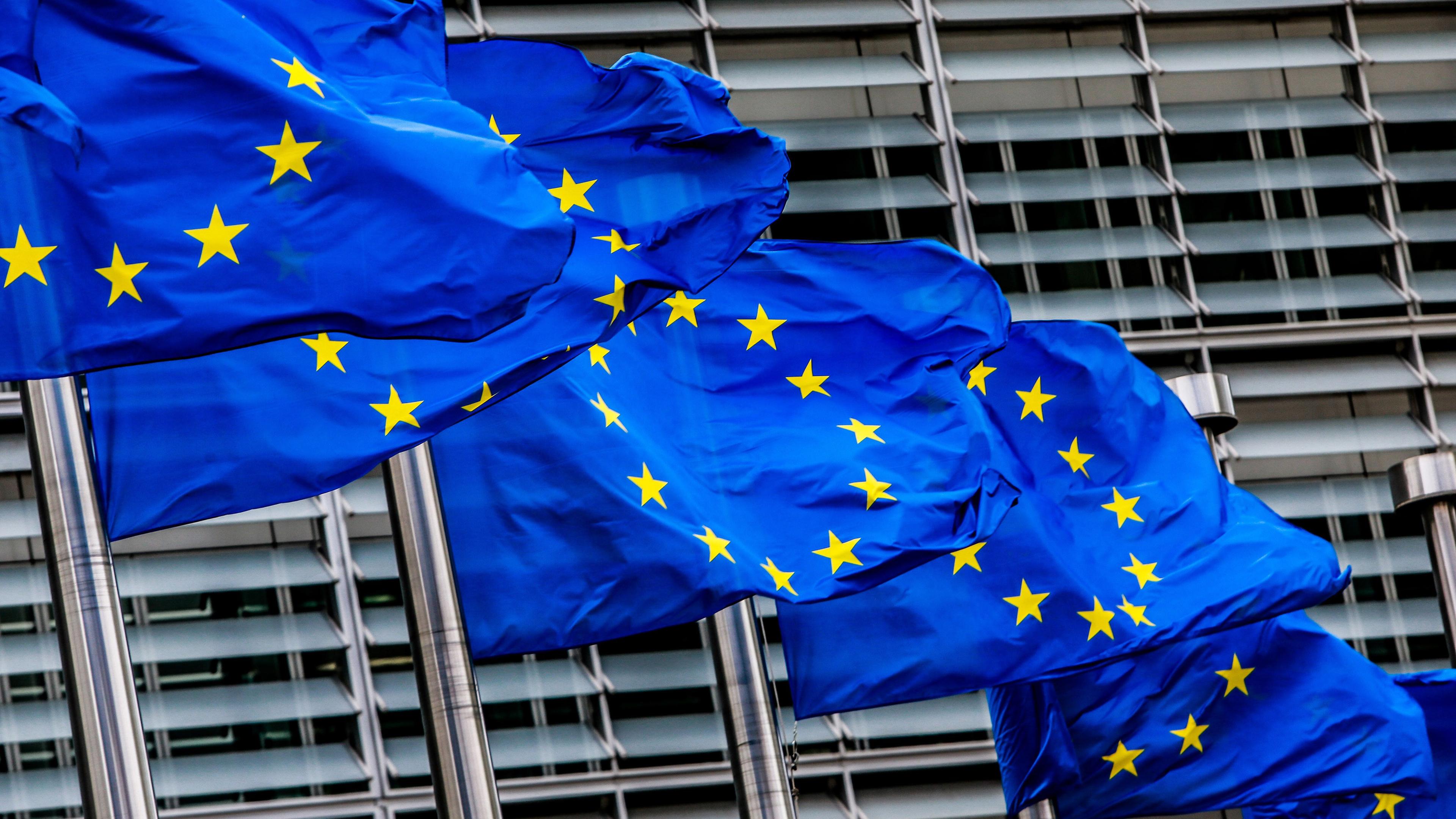 Wehende Flaggnen vor der Europäischen Komission in Brüssel 