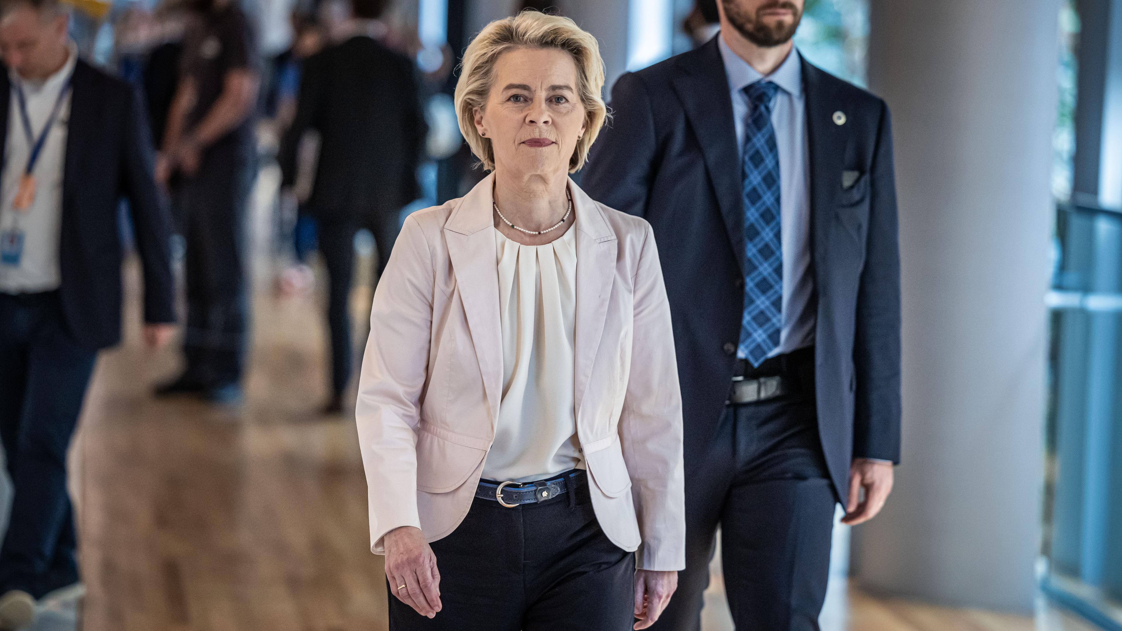 Die Präsidentin der Europäischen Kommission, Ursula von der Leyen (Mitte), trifft im Europäischen Parlament in Straßburg ein