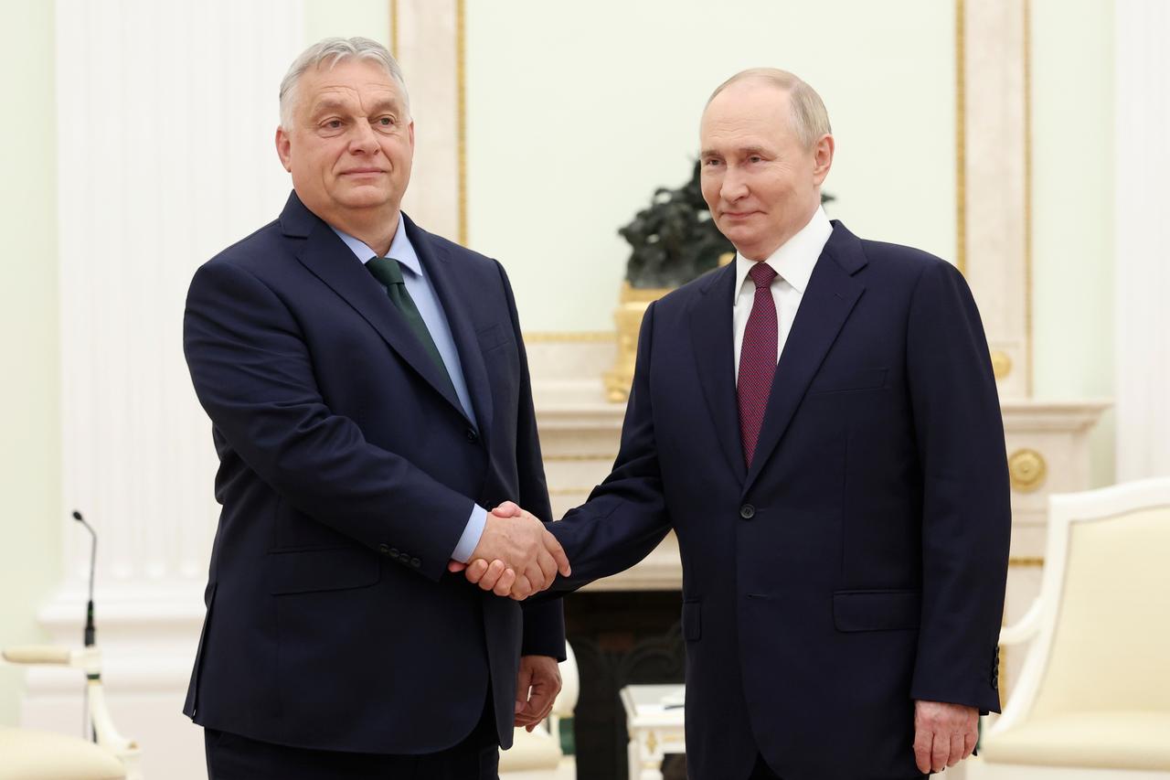 Orban und Putin schütteln sich die Hände