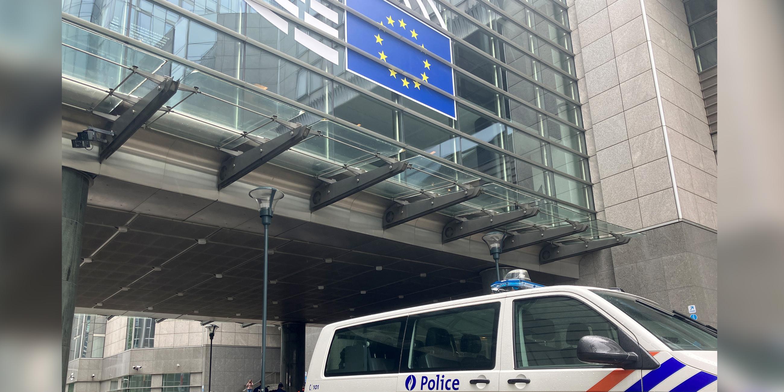 Polizeiautos stehen vor dem Europäischen Parlament