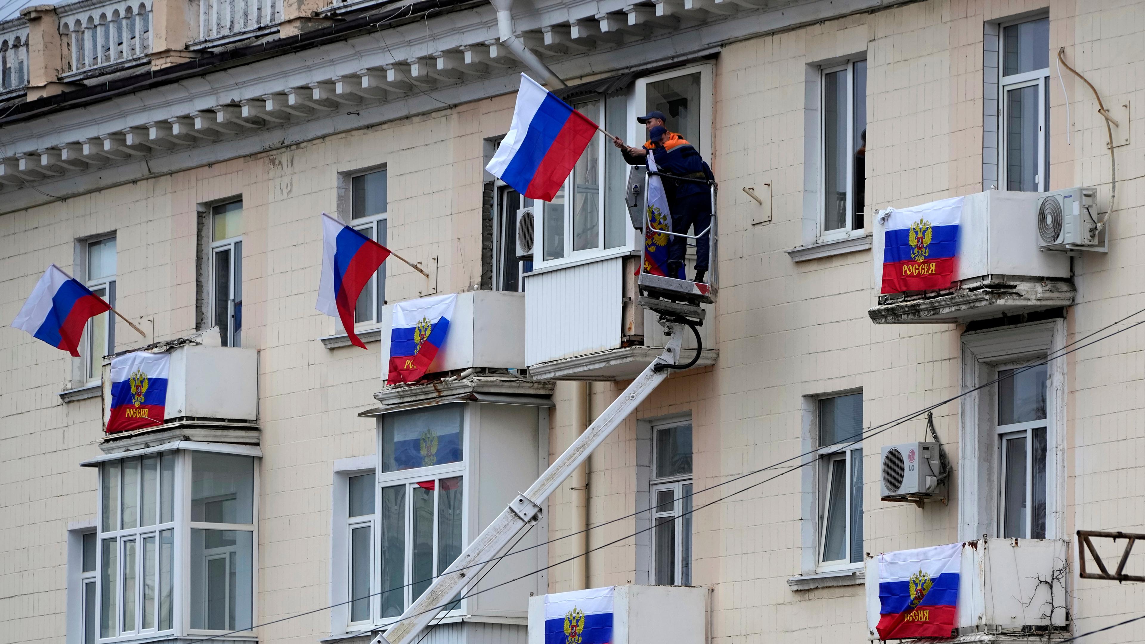 Донецкая и луганская референдум. Флаг ДНР 2022. Флаг на доме. Российский балкон.