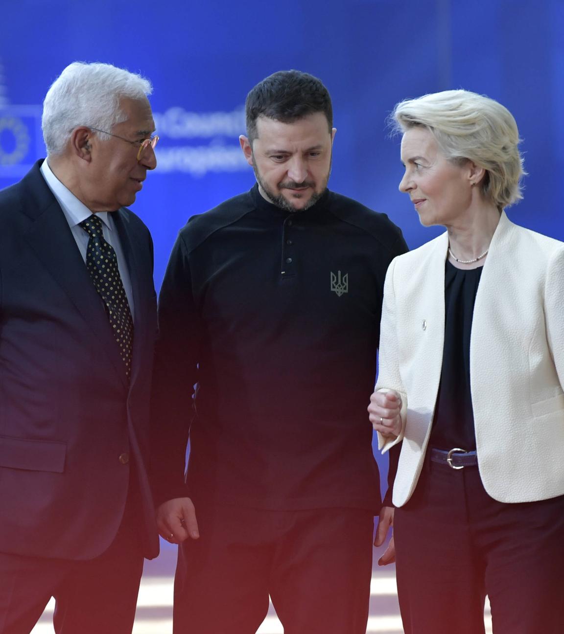 Der Präsident des Europäischen Rates, Antonio Costa, und die Präsidentin der Europäischen Kommission, Ursula von der Leyen, begrüßen den ukrainischen Präsidenten Wolodymyr Selenskyj.