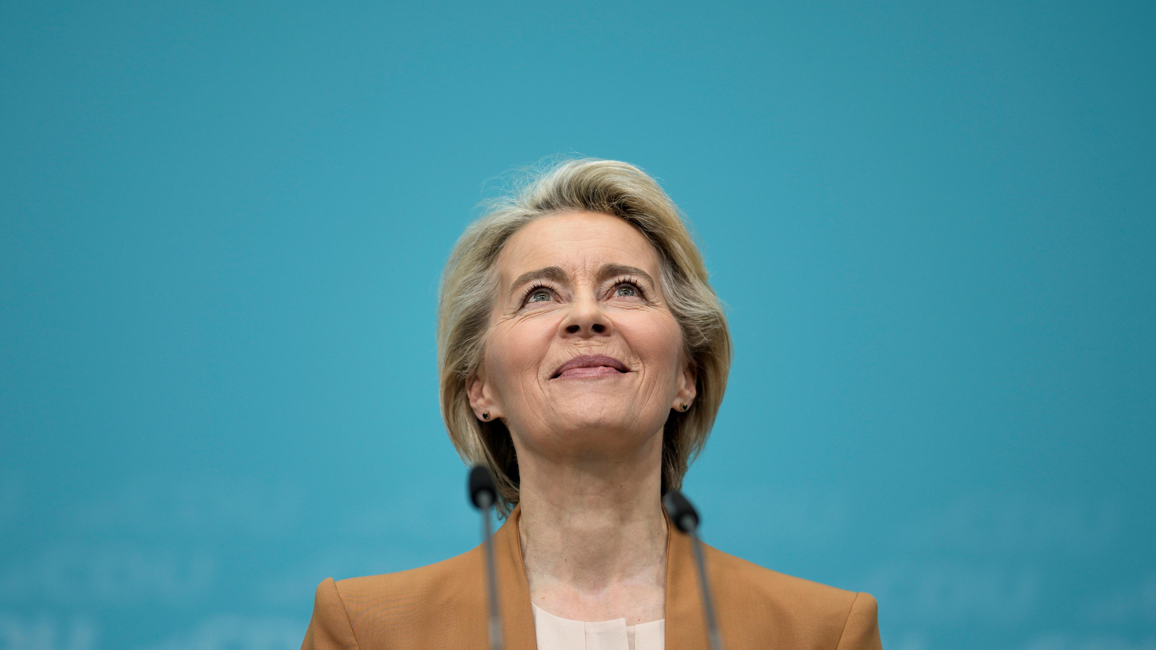 Präsidentin der EU-Kommision Ursula Von der Leyen schaut bei einer Pressekonferenz richtung Saal-Decke.