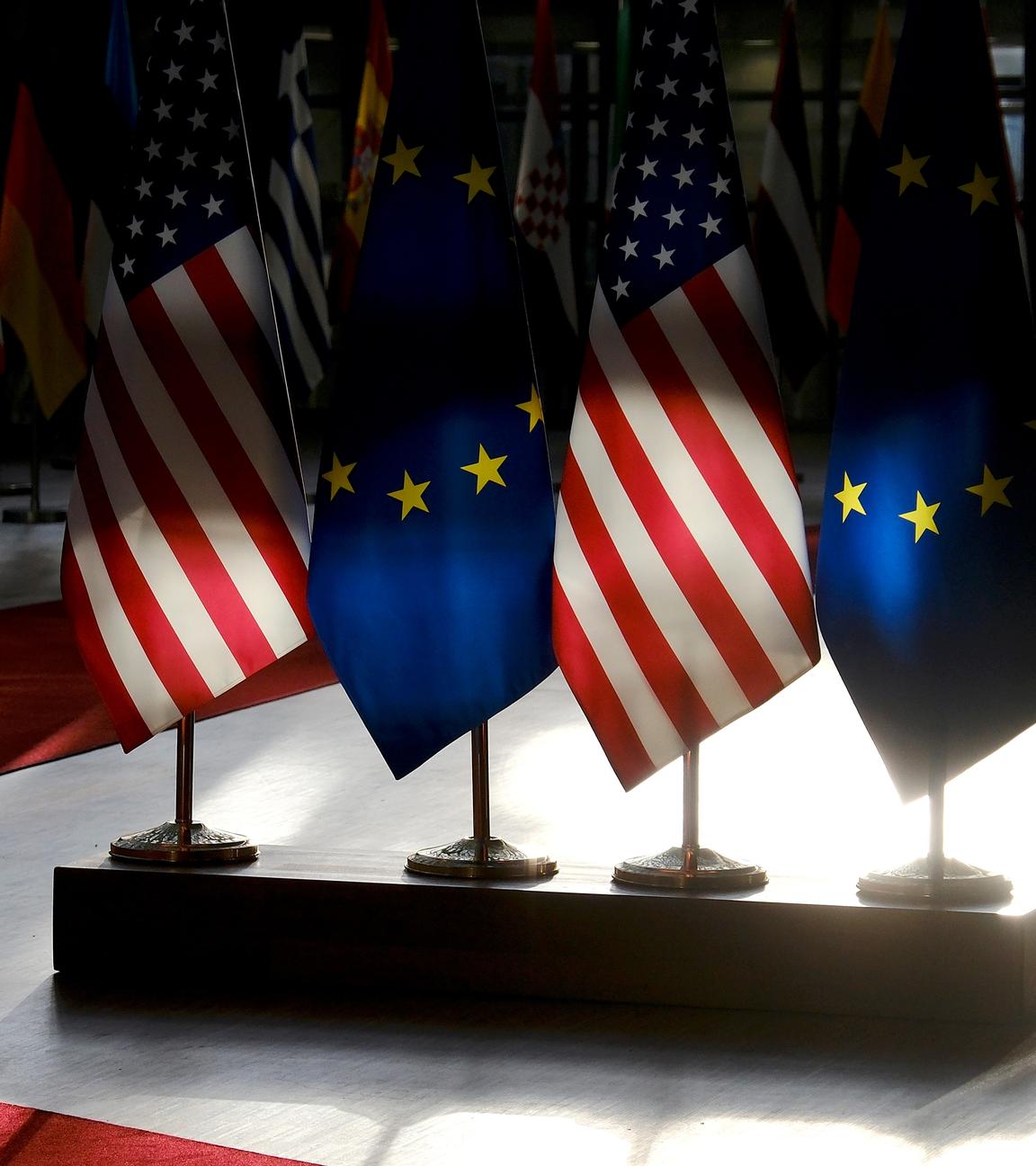 Flaggen der EU und der USA