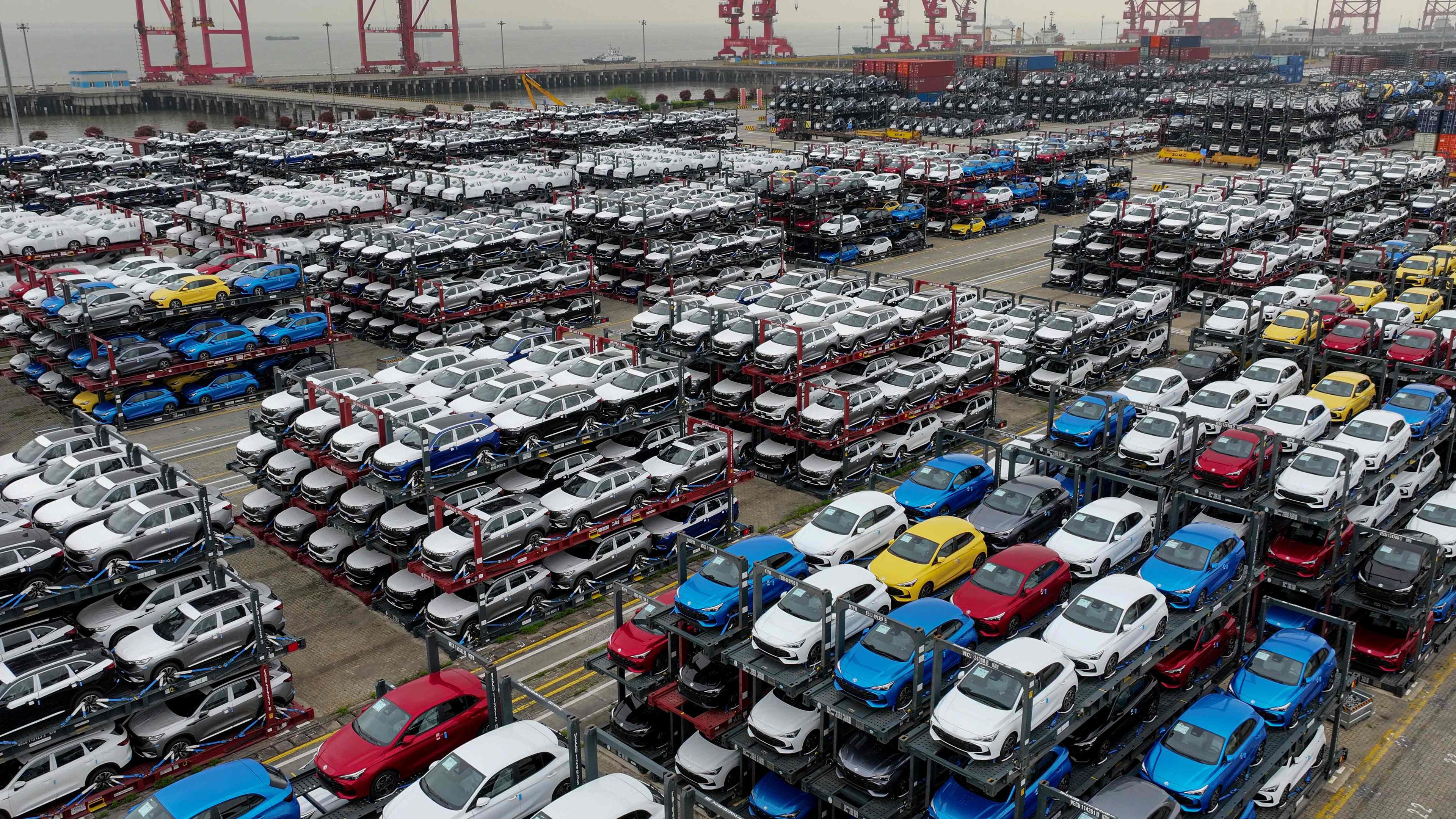 Elektroautos am Hamburger Hafen, geliefert aus Suzhou, China. 