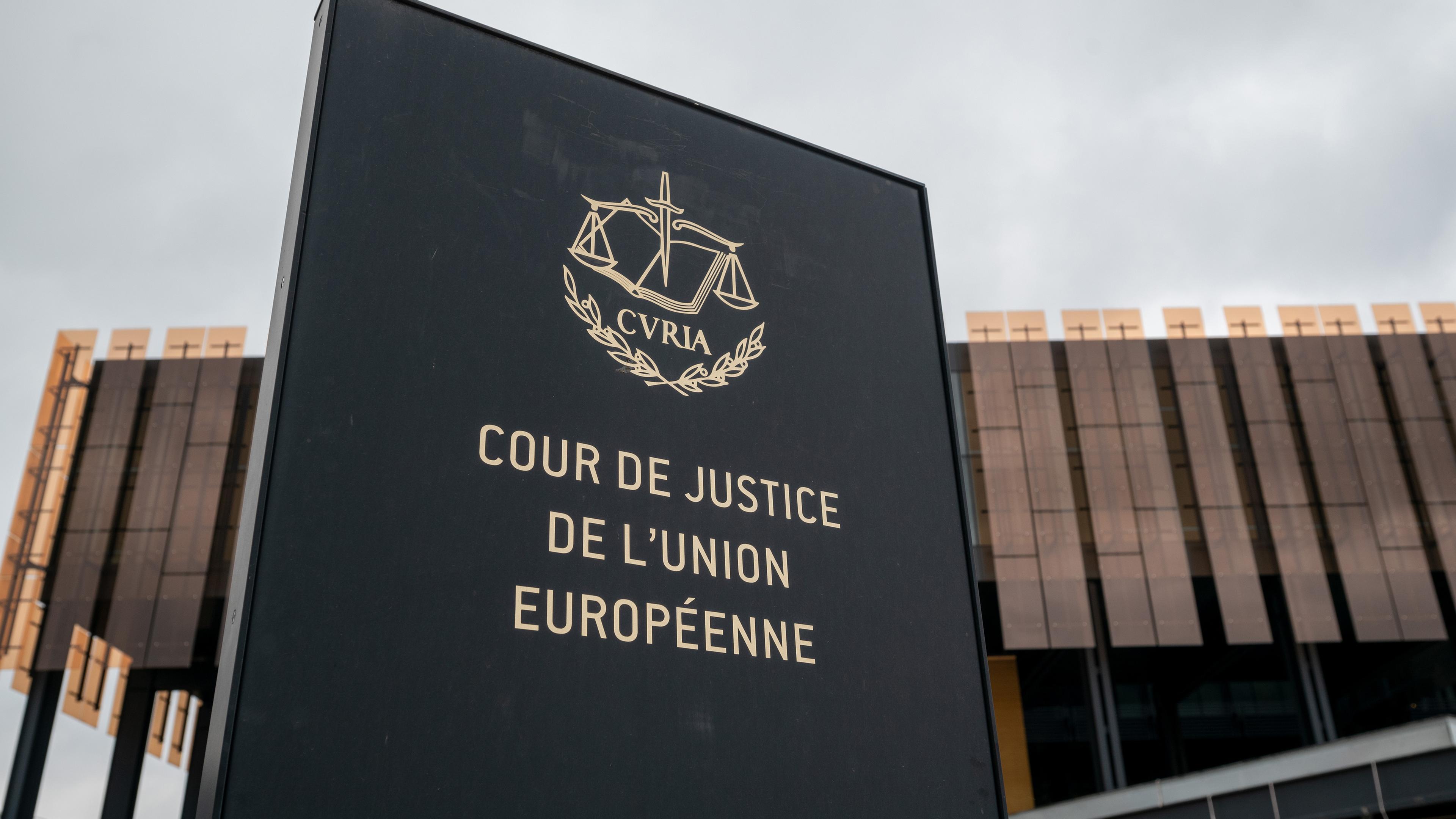 Luxemburg: Das Foto zeigt ein Schild mit der Aufschrift "Cour de Justice de l'Union Europeene" vor einem Gebäude des Europäischen Gerichtshofs (EuGH) in Luxemburg.