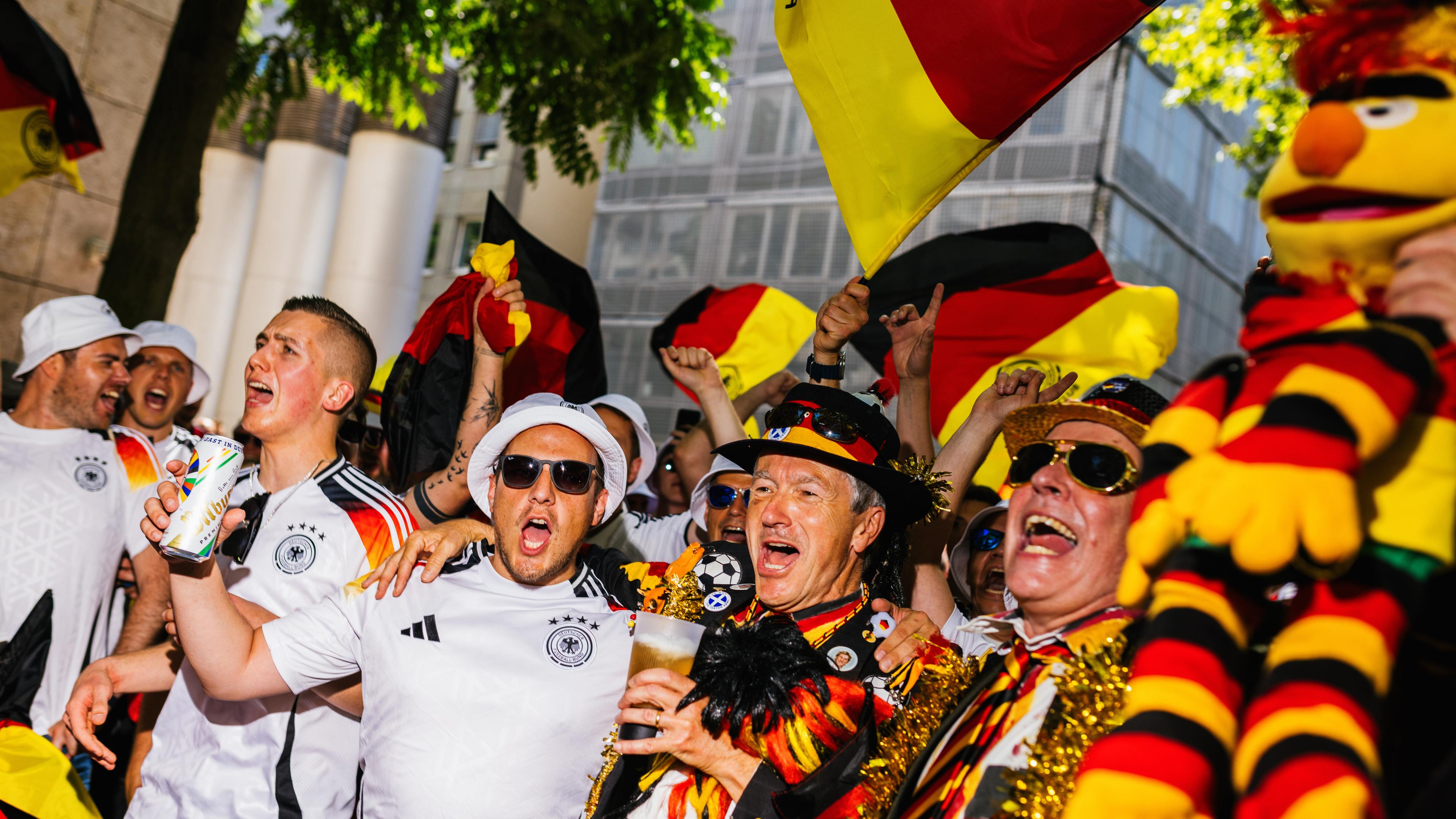 Deutsche Fans feiern im Vorfeld des Fanmarsches.