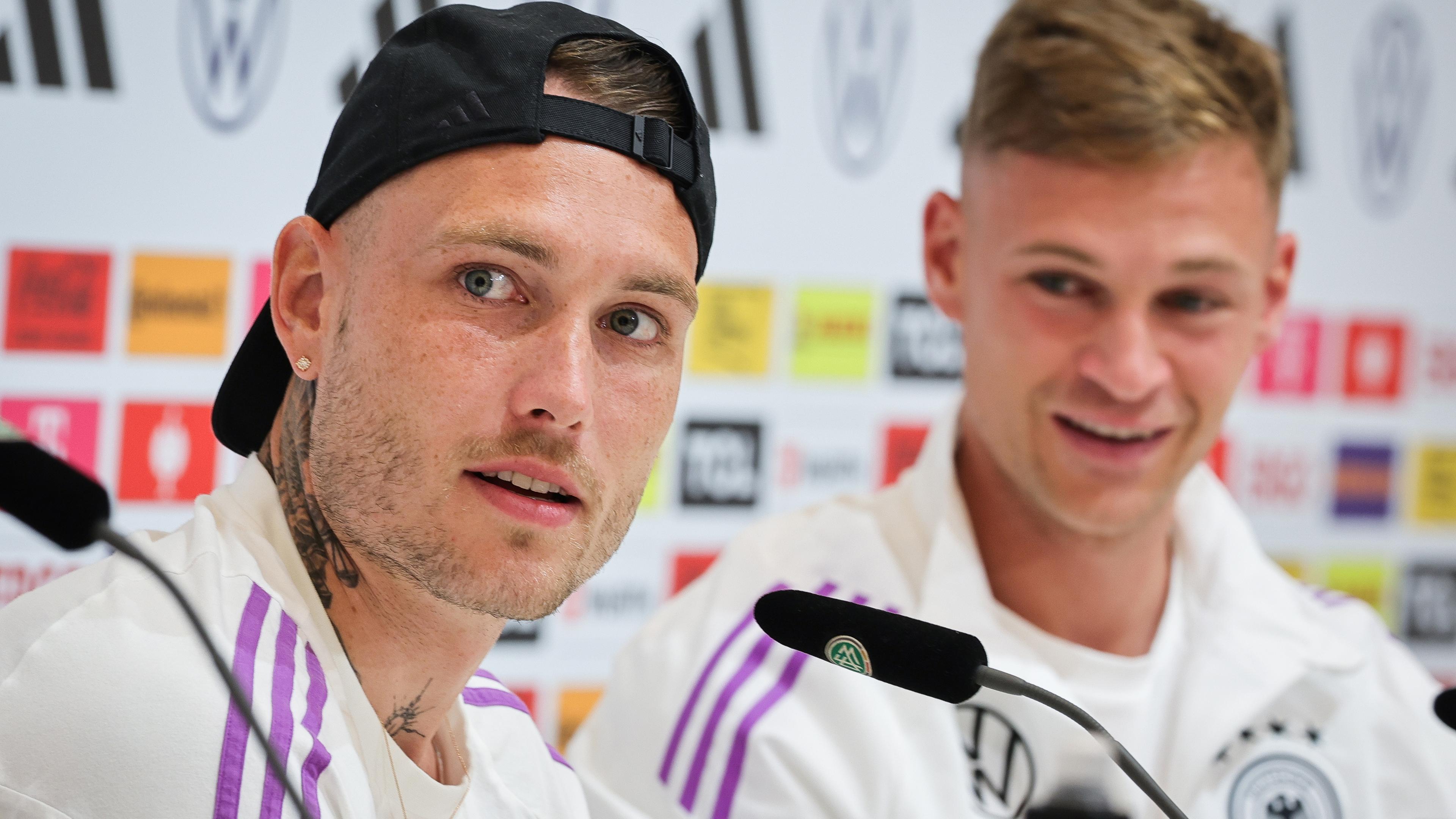 Bayern, Herzogenaurach: Fußball, EM, Nationalmannschaft, Pressekonferenz. Deutschlands David Raum (l) und Deutschlands Joshua Kimmich beantworten Fragen der Journalisten.