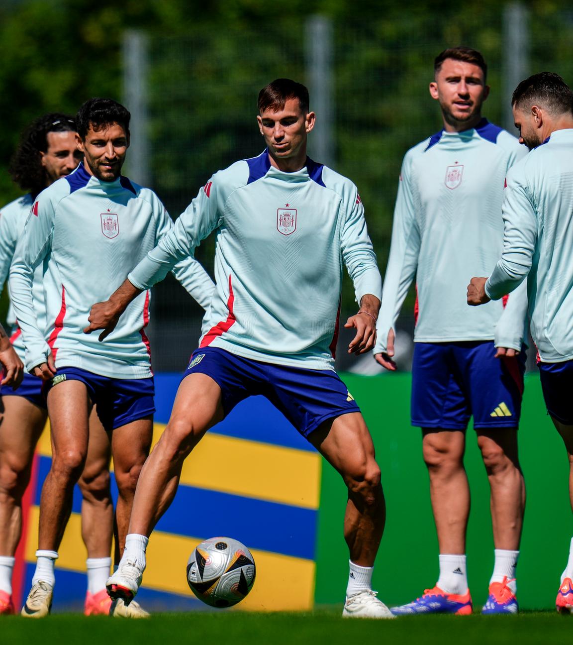 Baden-Württemberg, Donaueschingen: Fußball, UEFA Euro 2024, EM, Training Spanien: Der spanische Nationalspieler Fabian Ruiz (M) trainiert mit seinen Mannschaftskameraden vor dem Halbfinalspiel gegen Frankreich.