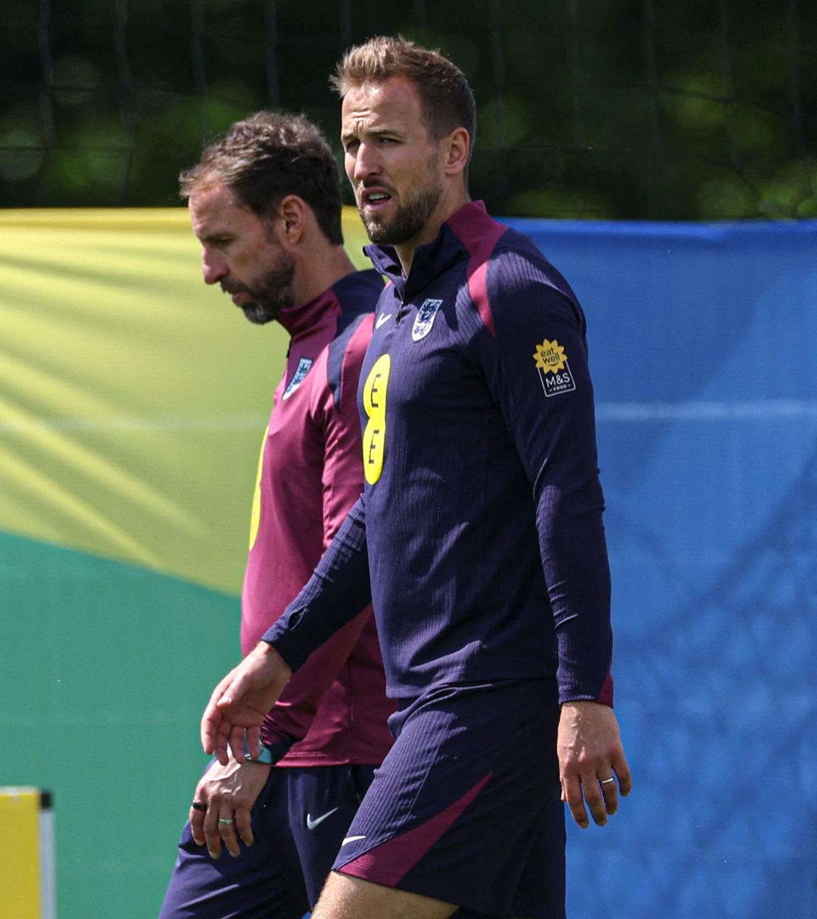 Englands Cheftrainer Gareth Southgate und Stürmer Harry Kane am Rande des Trainings