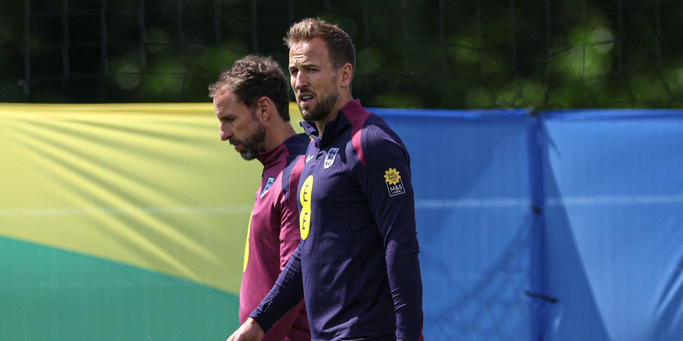 Englands Cheftrainer Gareth Southgate und Stürmer Harry Kane am Rande des Trainings
