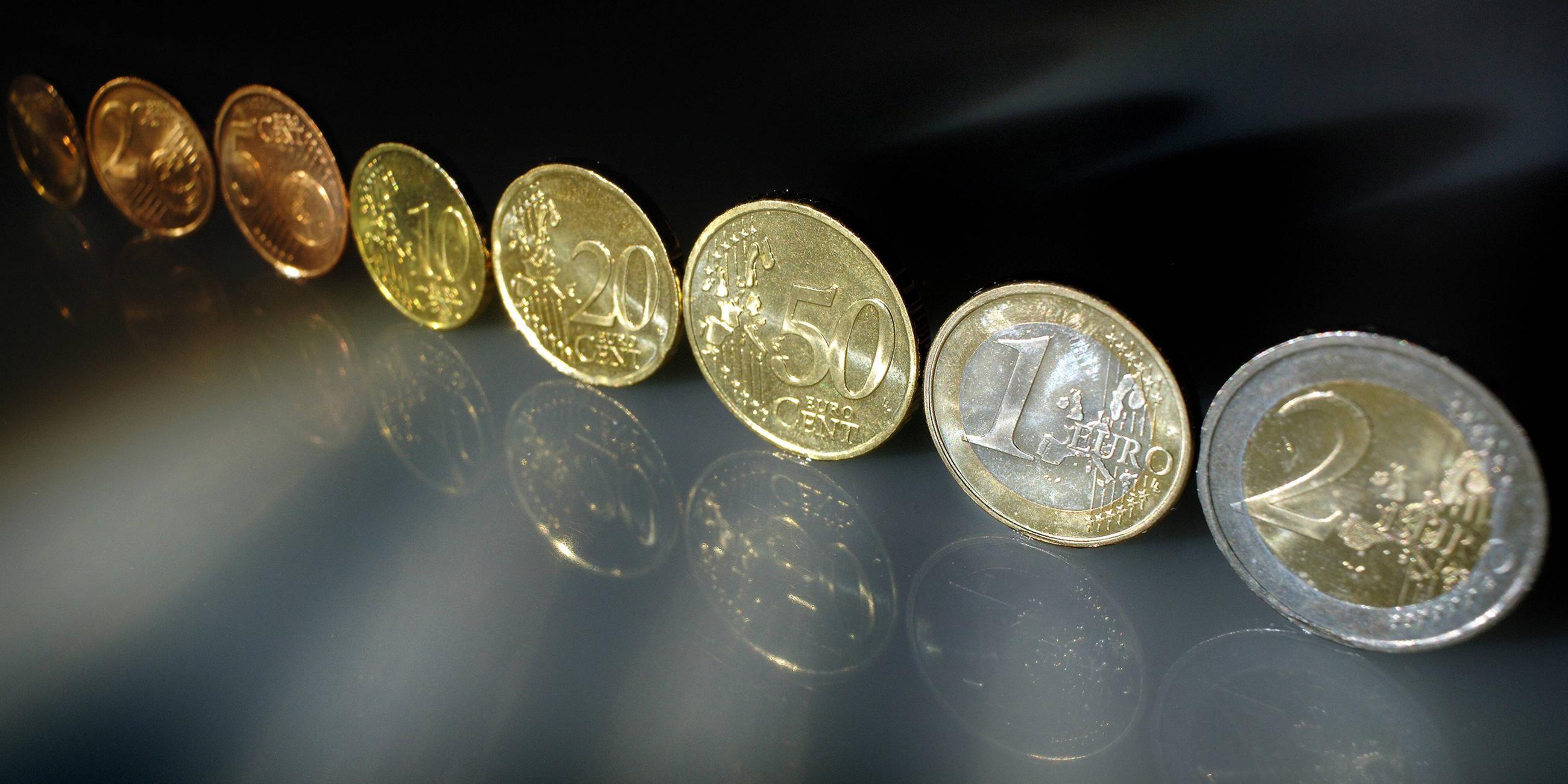 Euromünzen in einer Reihe