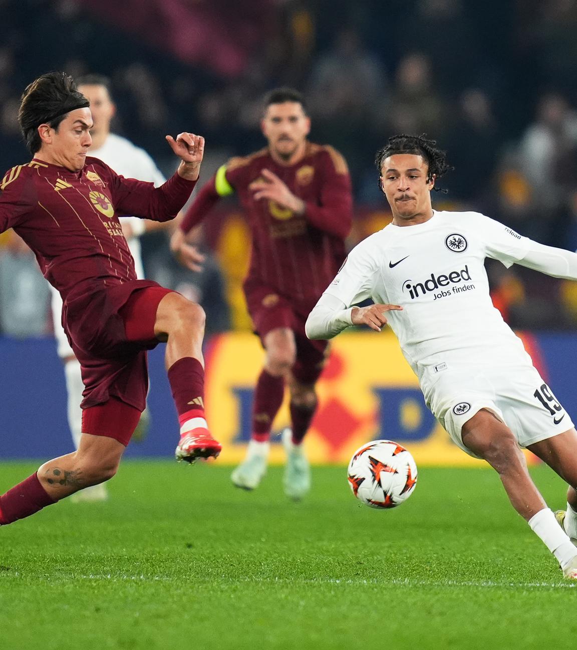 Roms Paulo Dybala (l) und Frankfurts Jean-Matteo Bahoya kämpfen um den Ball.