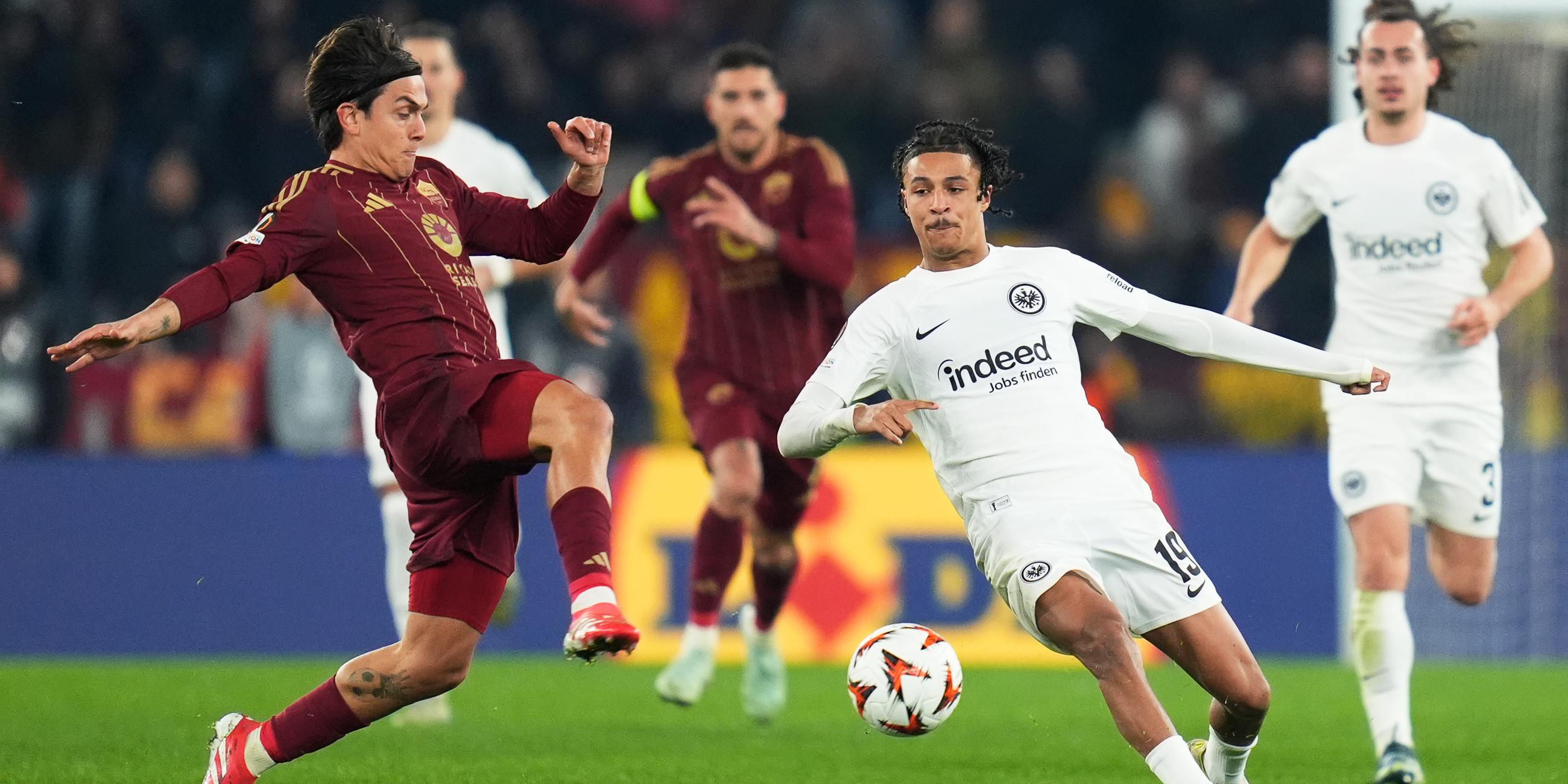 Roms Paulo Dybala (l) und Frankfurts Jean-Matteo Bahoya kämpfen um den Ball.