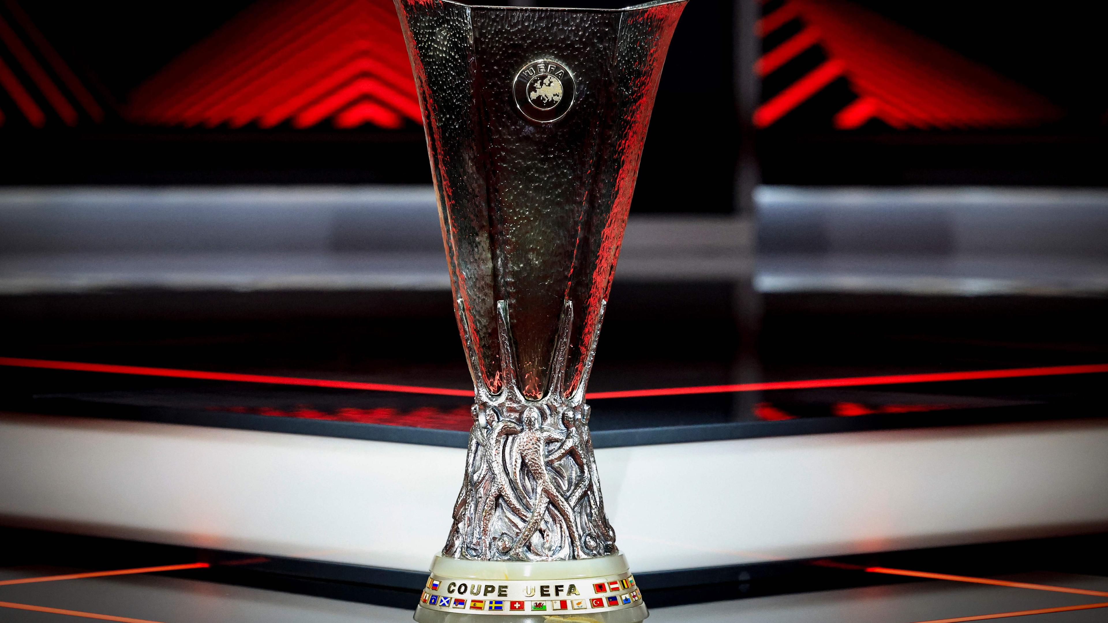 Die UEFA Europa League Trophäe bei der Ziehung der Teams für die Gruppenphase.