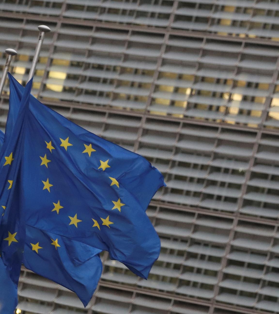 Europäische Flaggen wehen vor dem Gebäude der Europäischen Kommission.