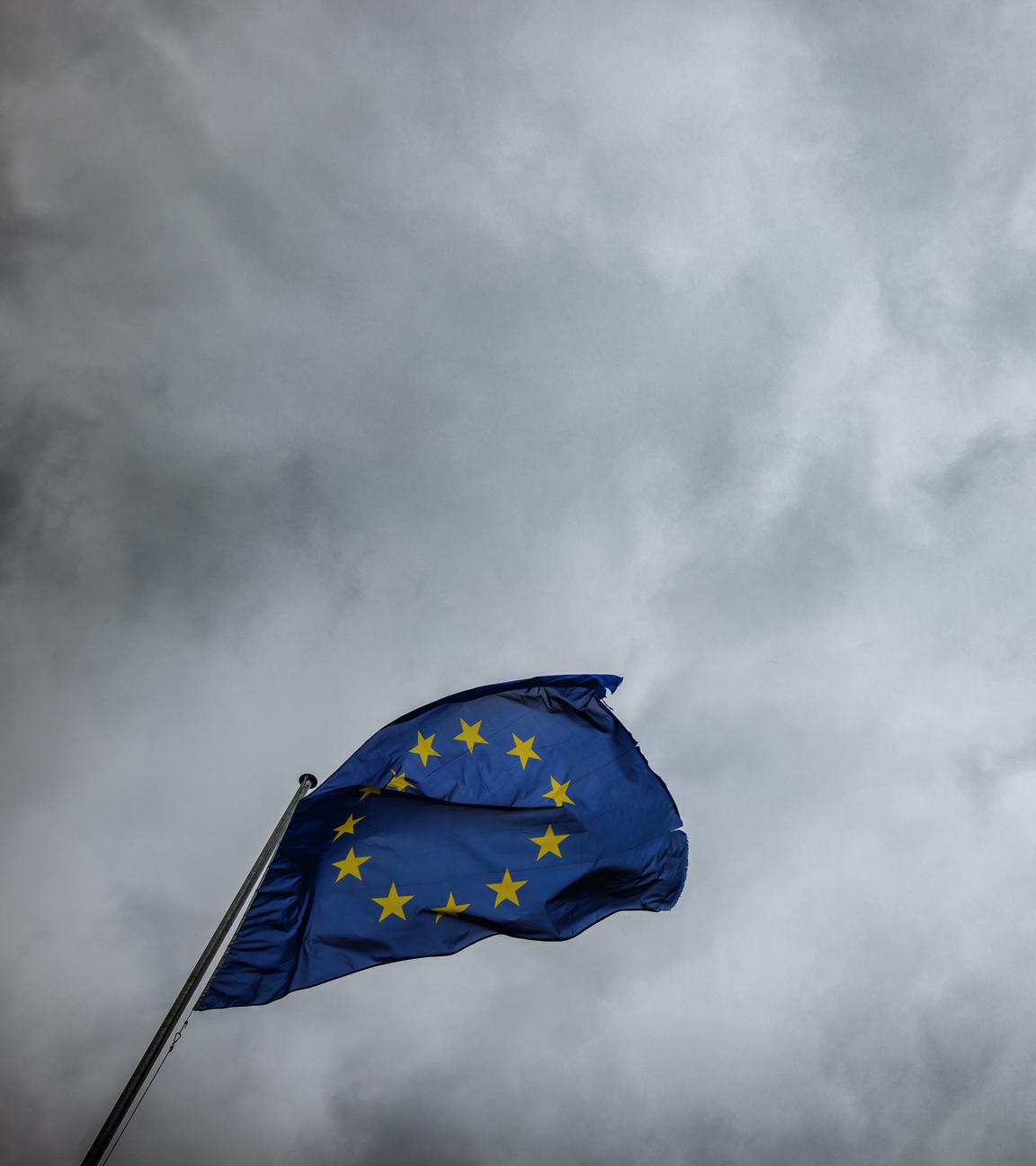 Die Flagge der Europäischen Union weht vor dem Gebäudes des Europäischen Parlaments im Wind.