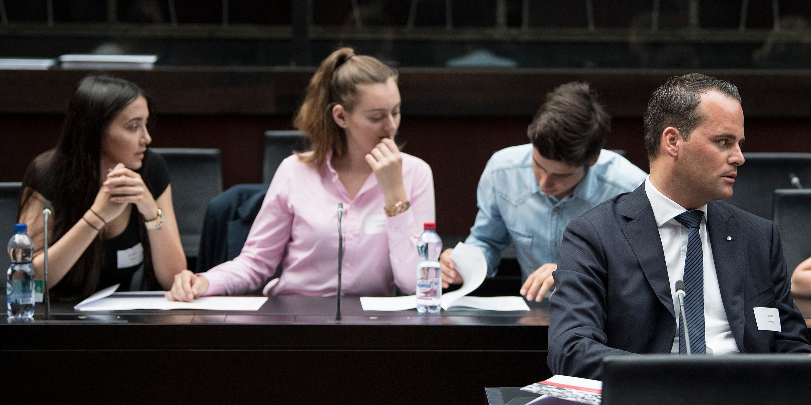 Jugendliche diskutieren im Jugendparlament.