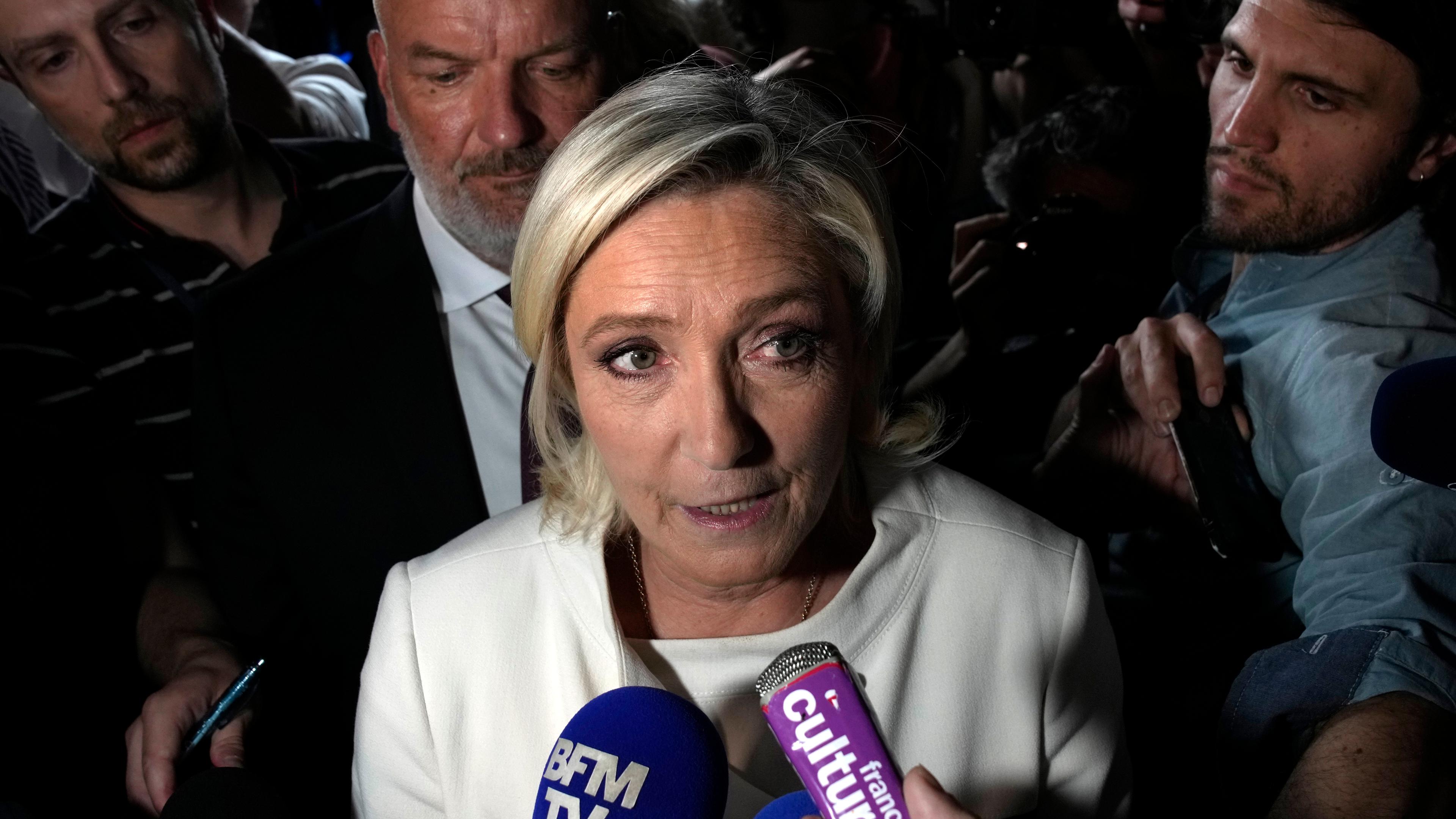 Marine Le Pen gibt Pressekonferenz.