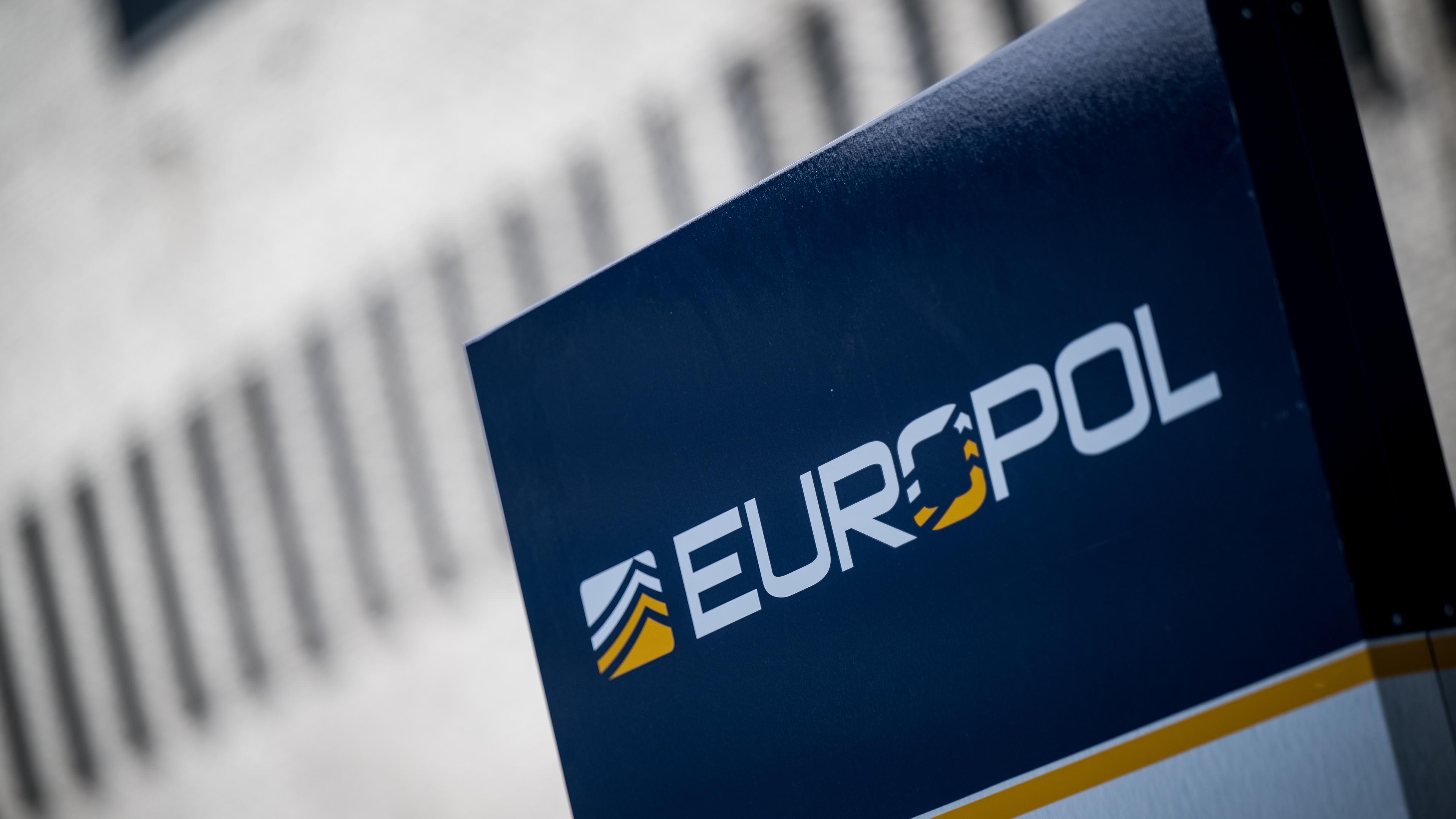 Das Schild "Euopol" am Gebäude von Europol in Den Haag.